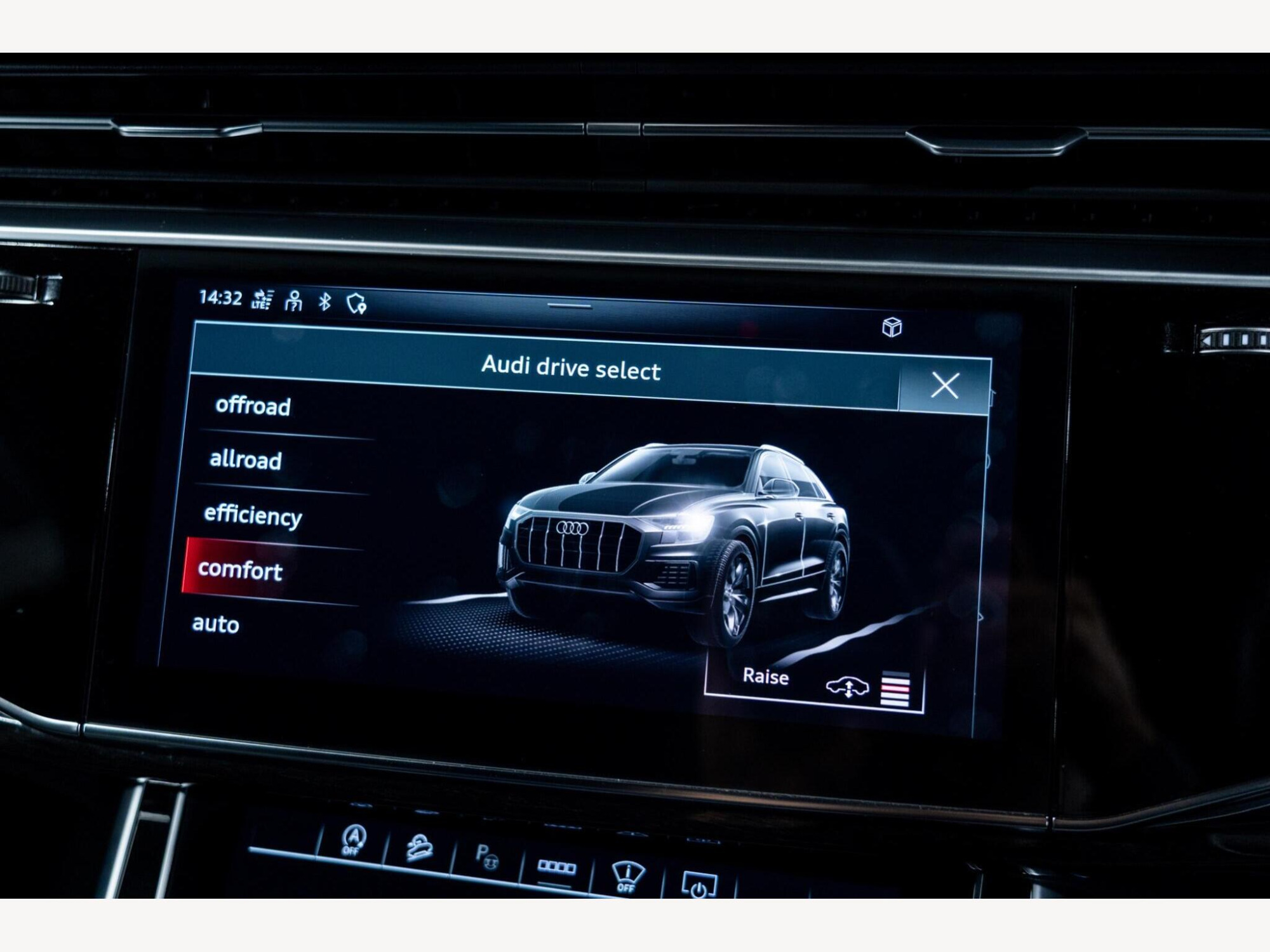 2022 Audi Q8 image 23
