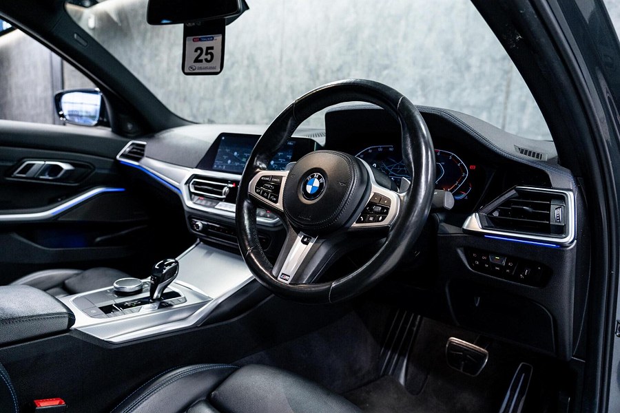 BMW 3 Series photo 2