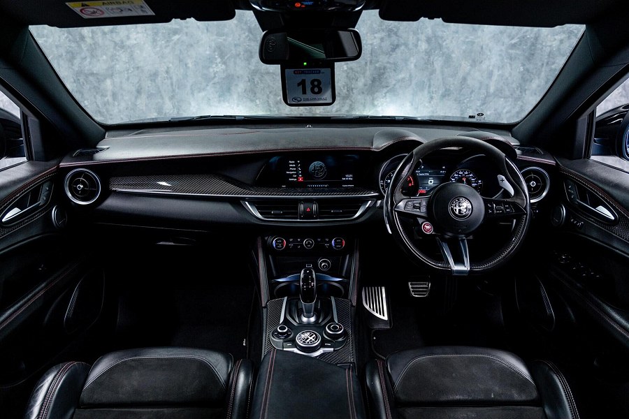 Alfa Romeo Stelvio photo 2