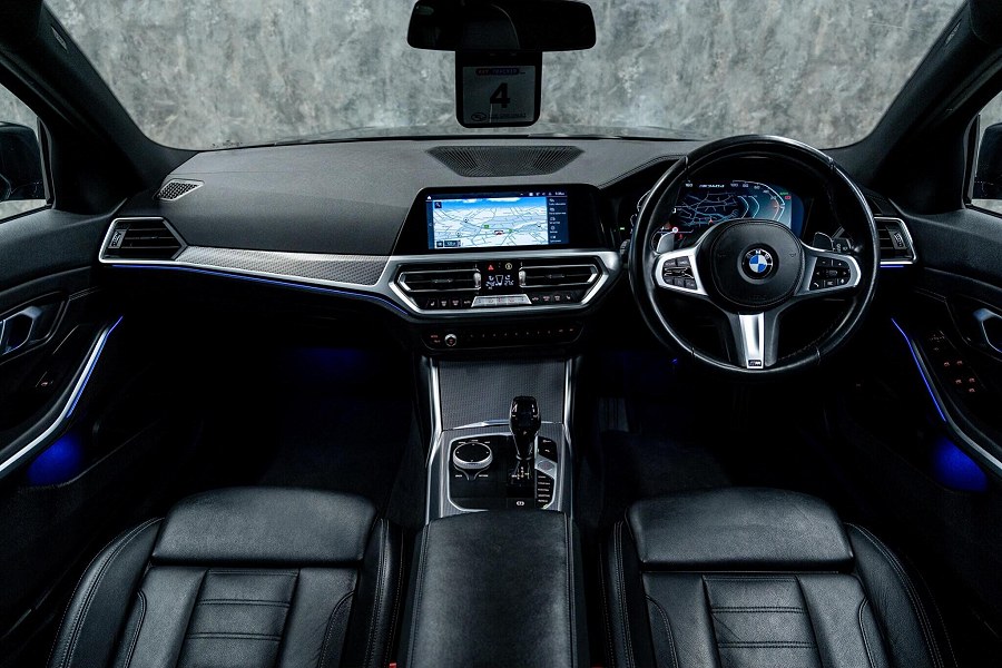 BMW 3 Series photo 2