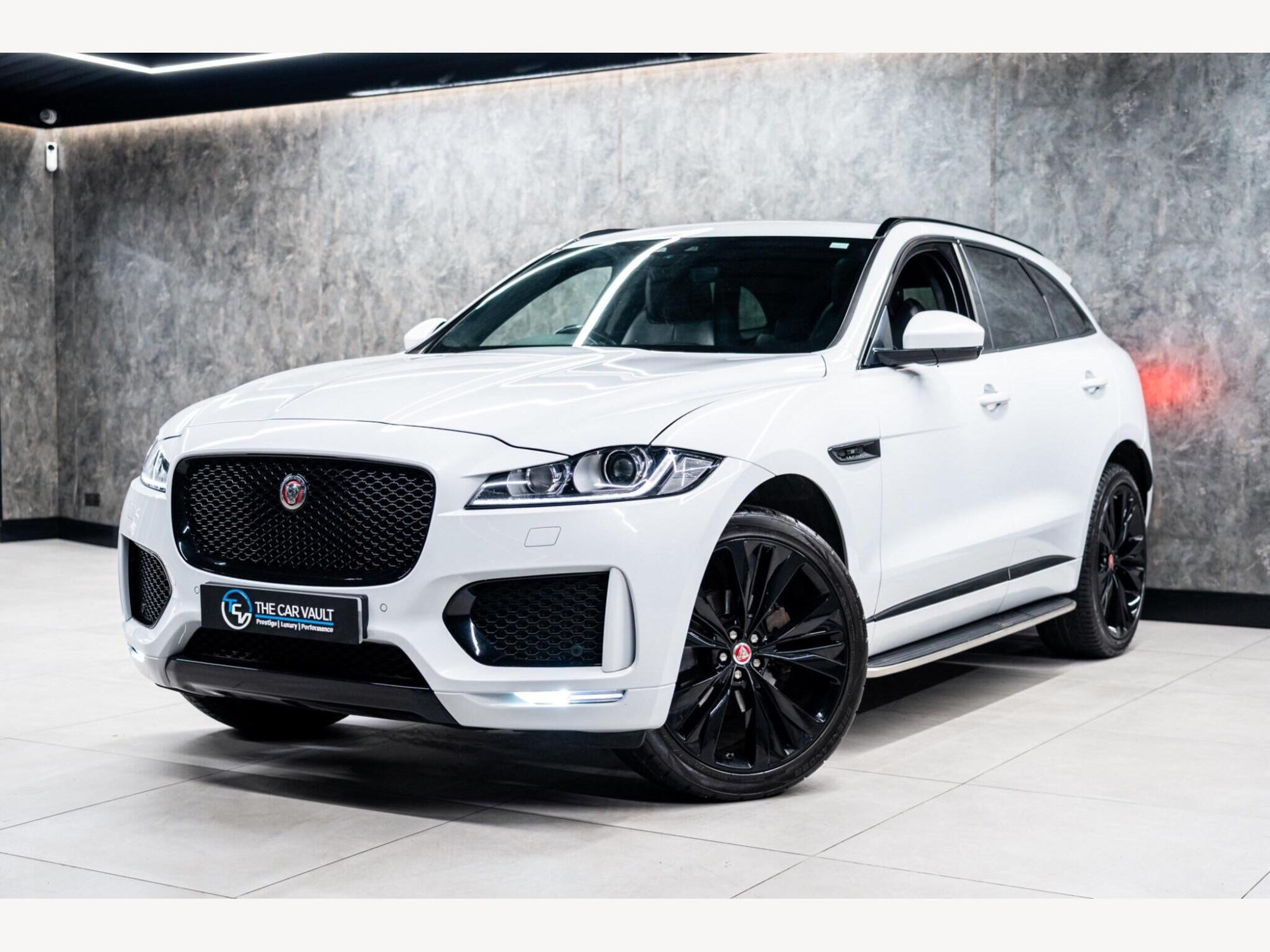 2019 Jaguar F-PACE image 5