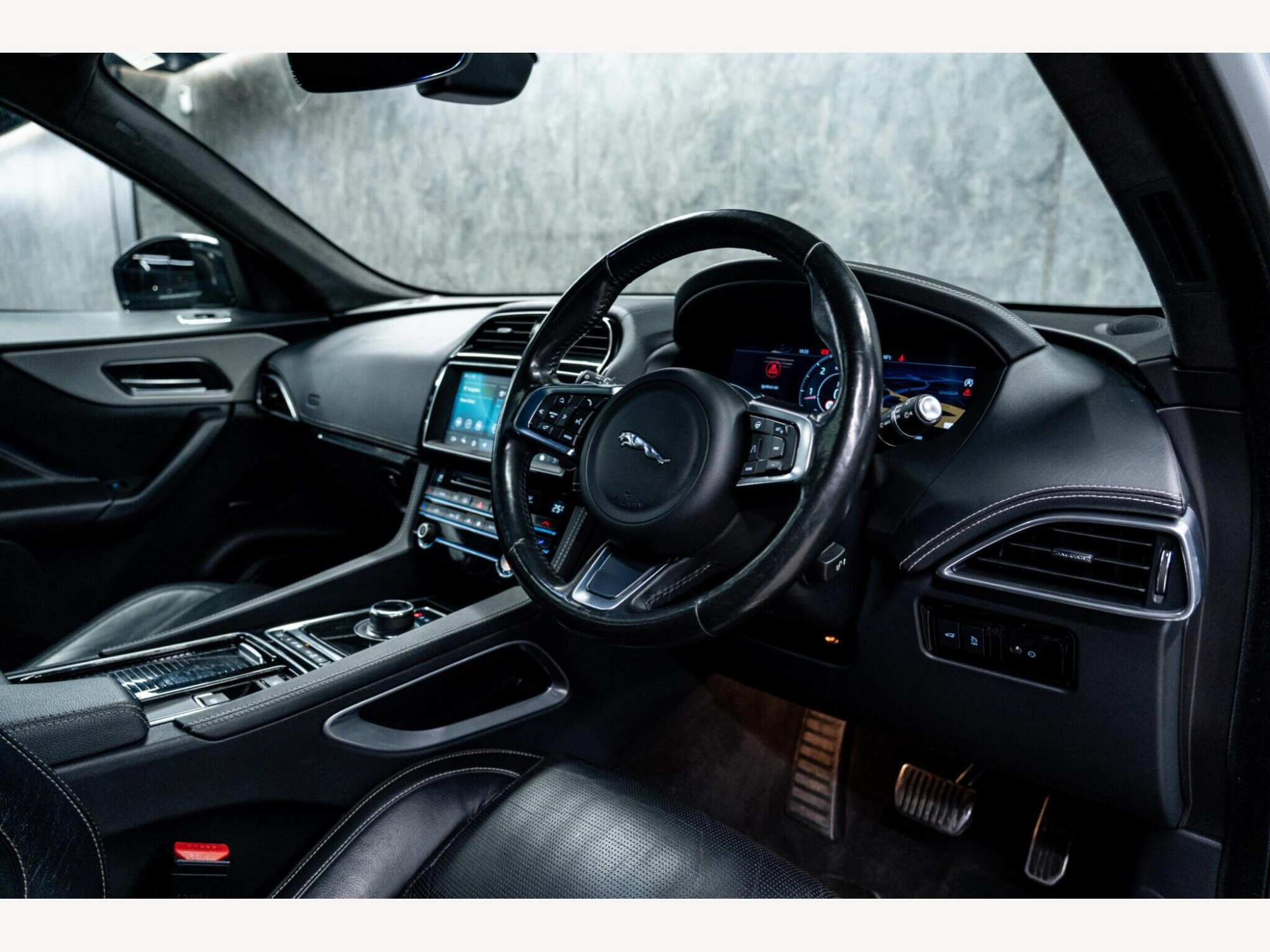 2019 Jaguar F-PACE image 15