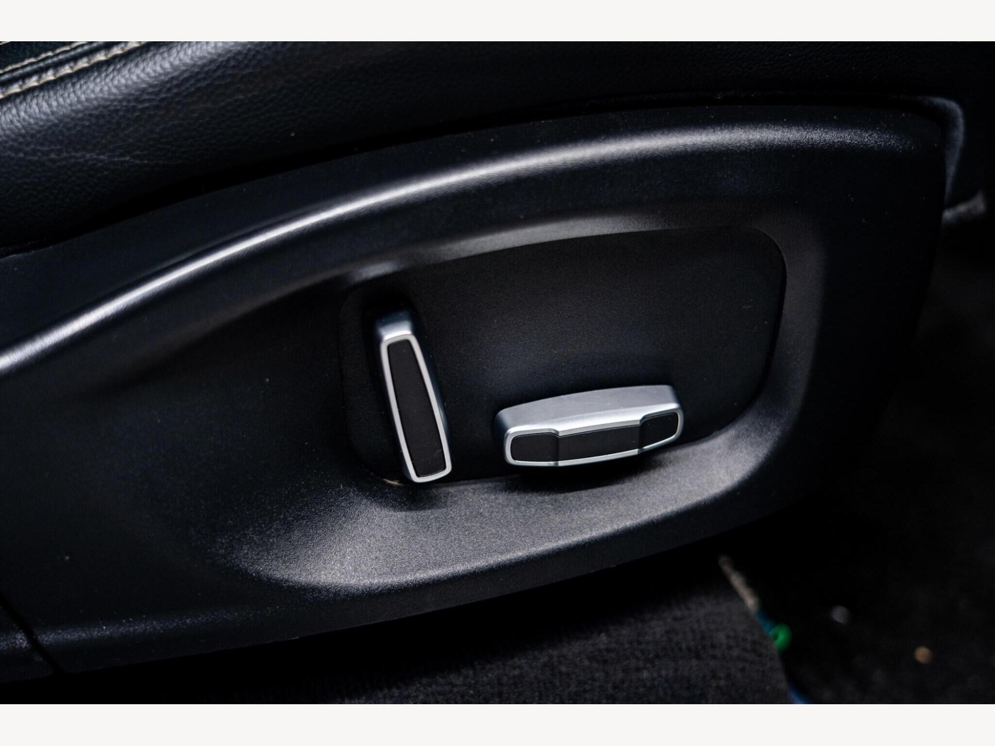 2019 Jaguar F-PACE image 41