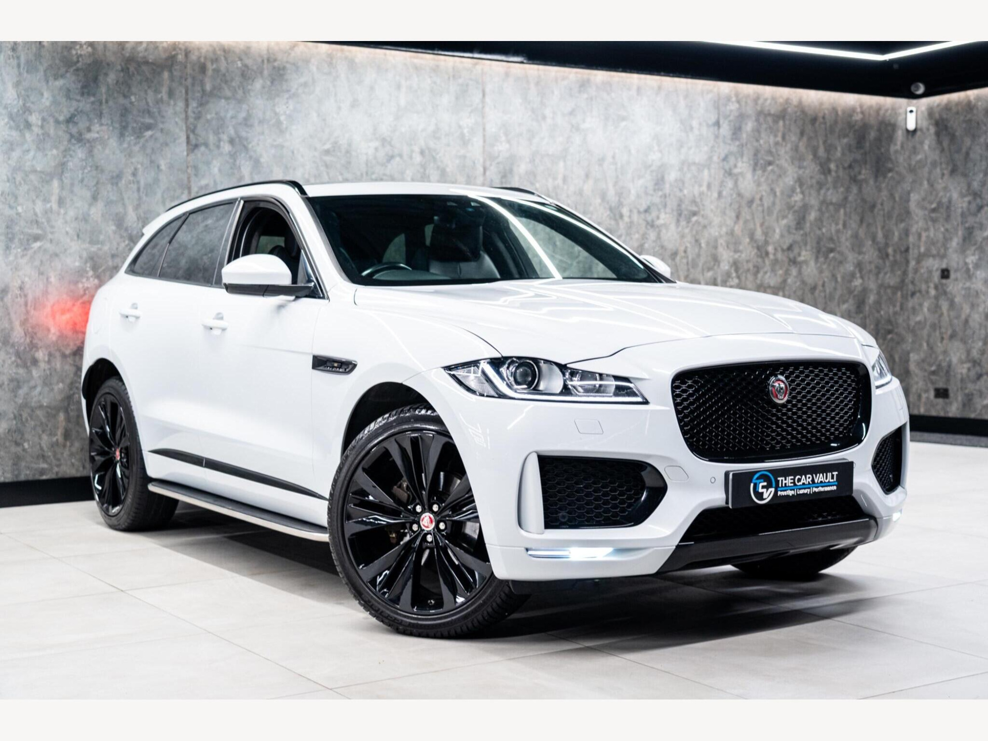 2019 Jaguar F-PACE image 1