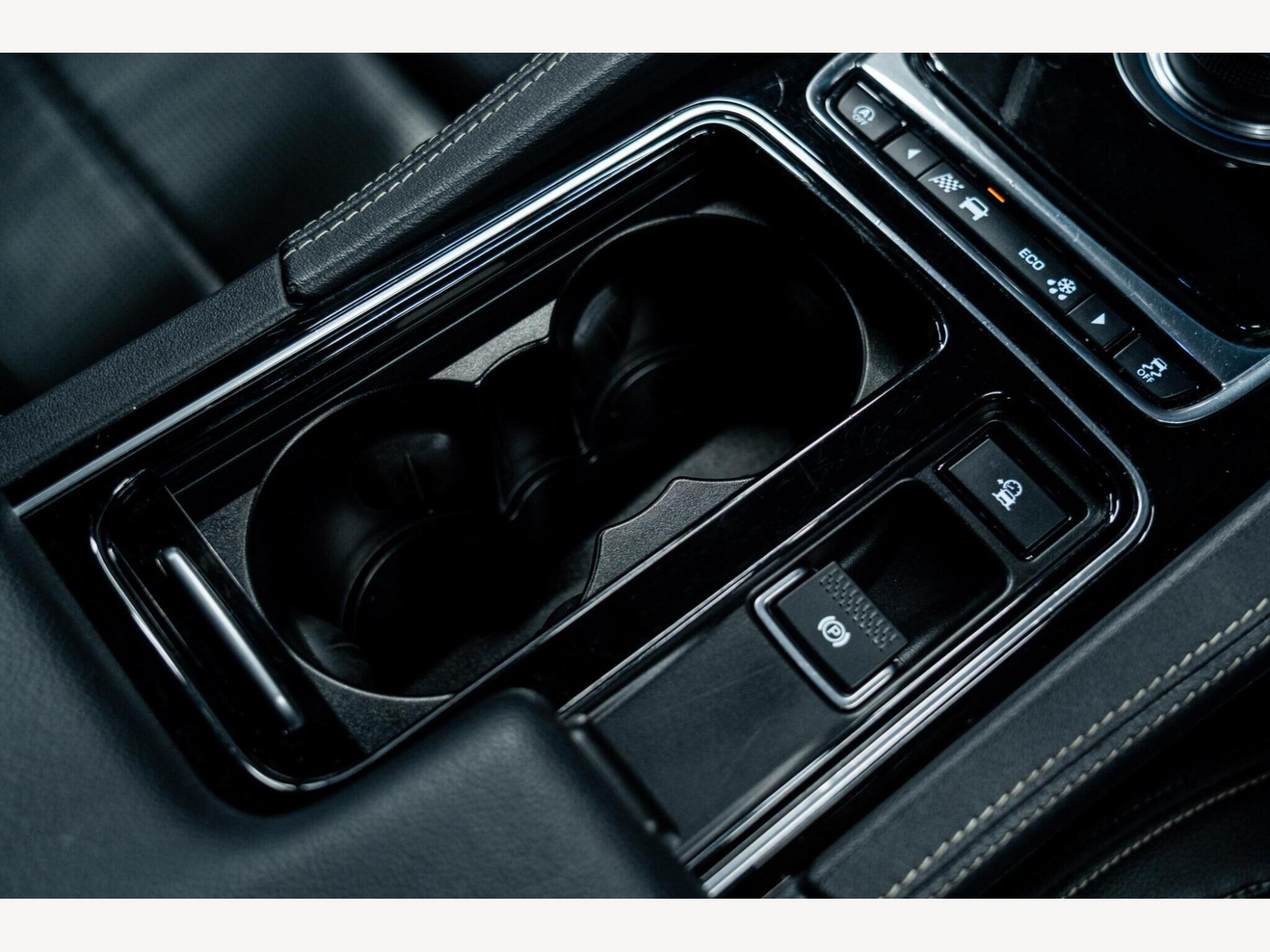 2019 Jaguar F-PACE image 40