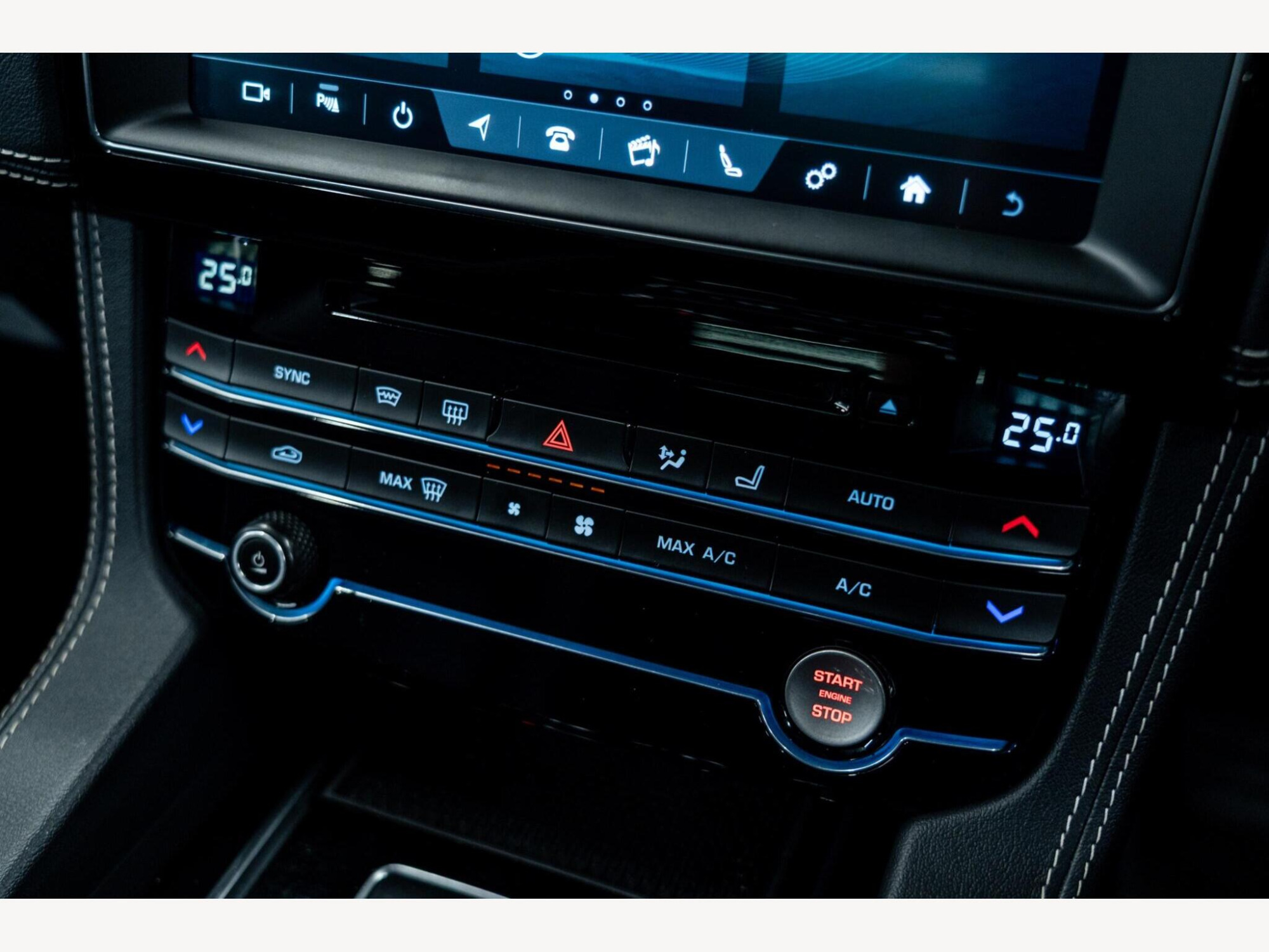 2019 Jaguar F-PACE image 37