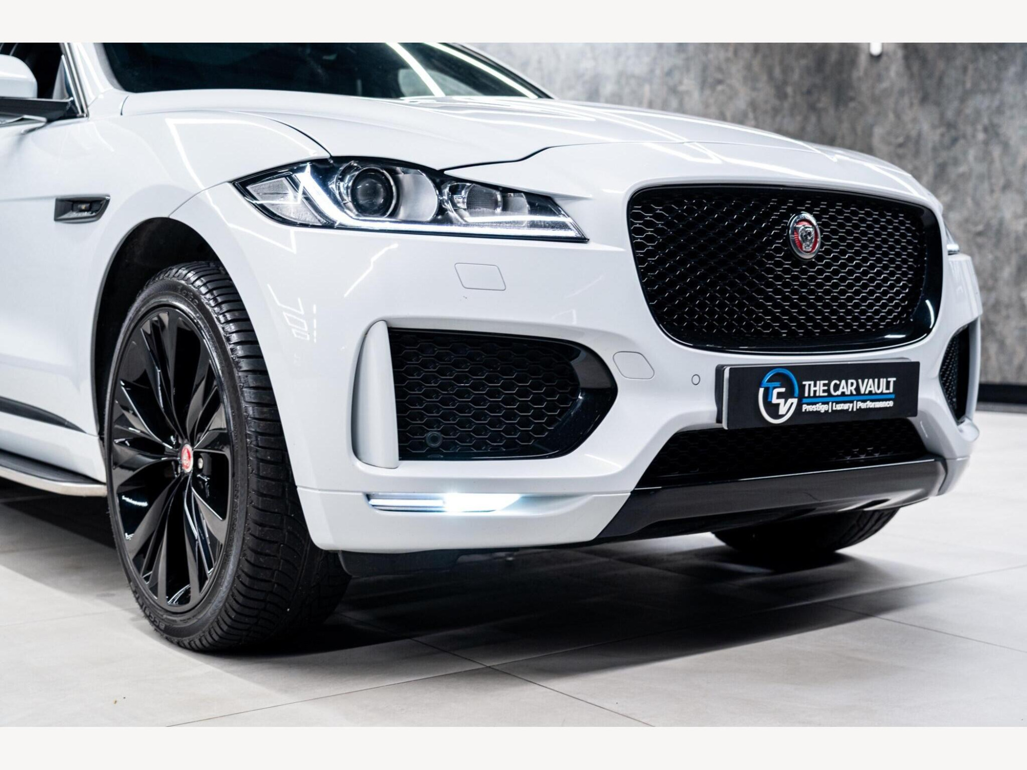 2019 Jaguar F-PACE image 9