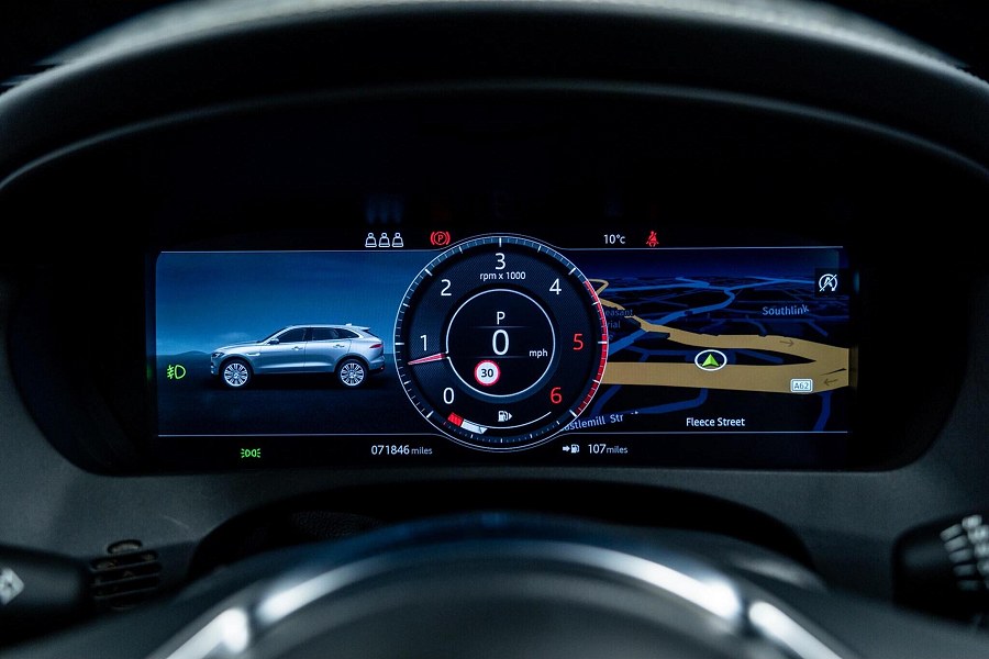 Jaguar F-PACE photo 2