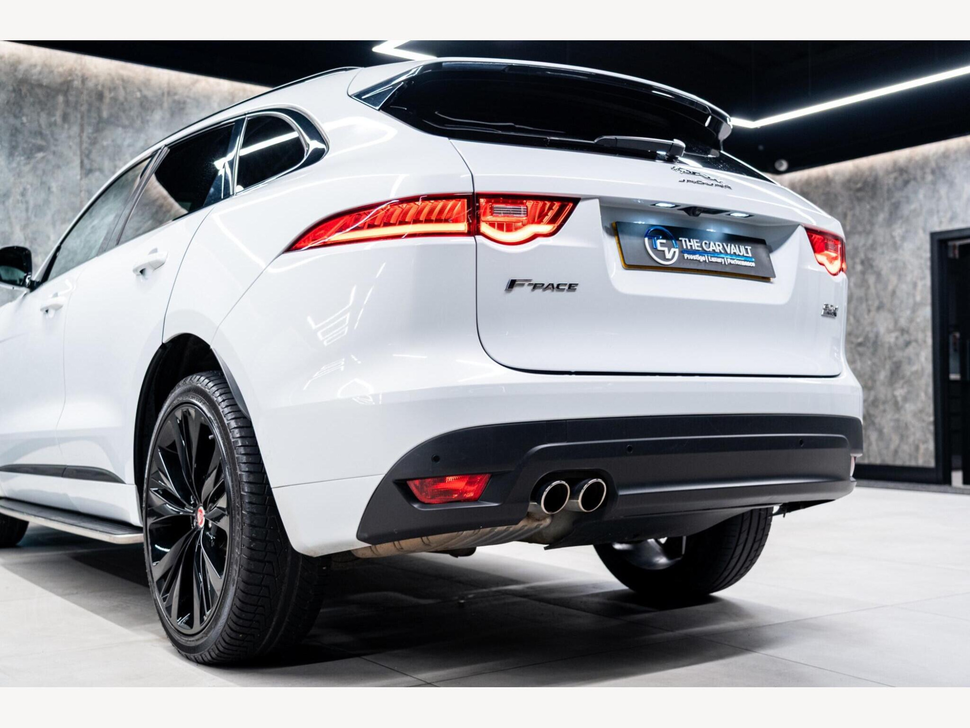 2019 Jaguar F-PACE image 12