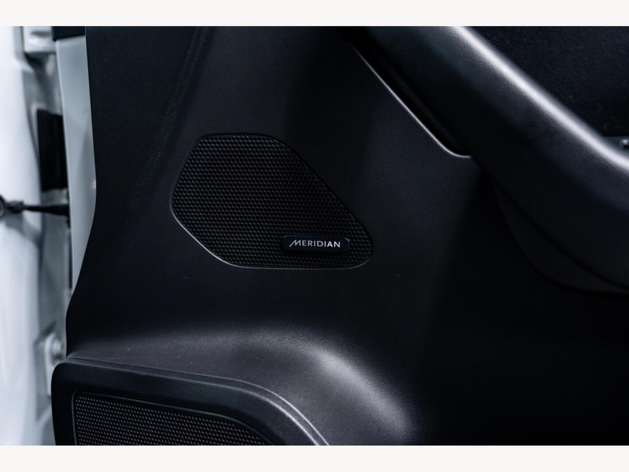 2019 Jaguar F-PACE image 39