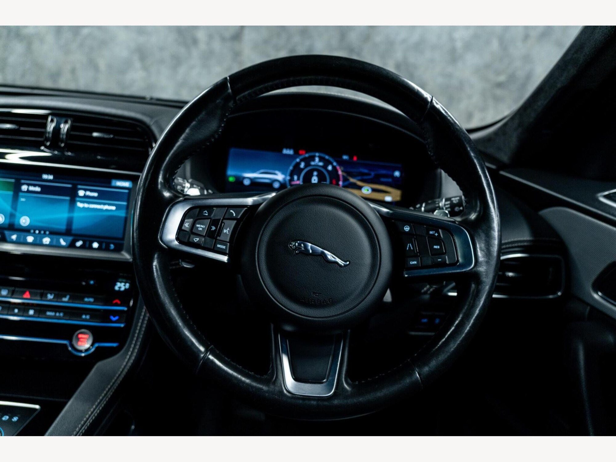 2019 Jaguar F-PACE image 16