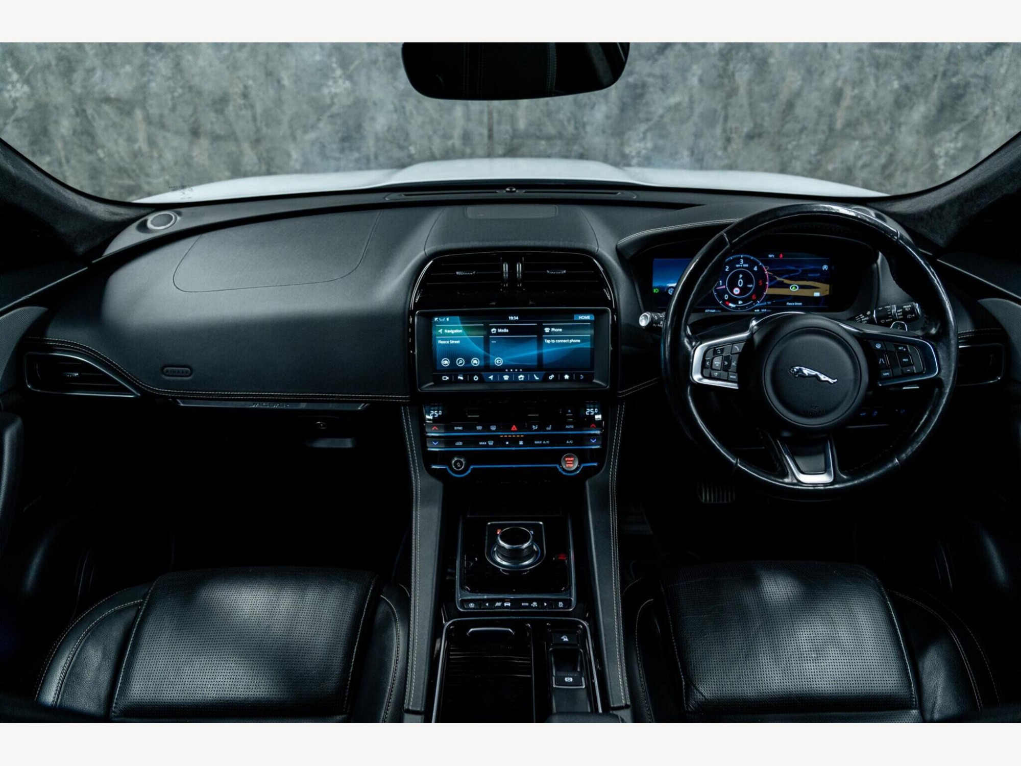 2019 Jaguar F-PACE image 23