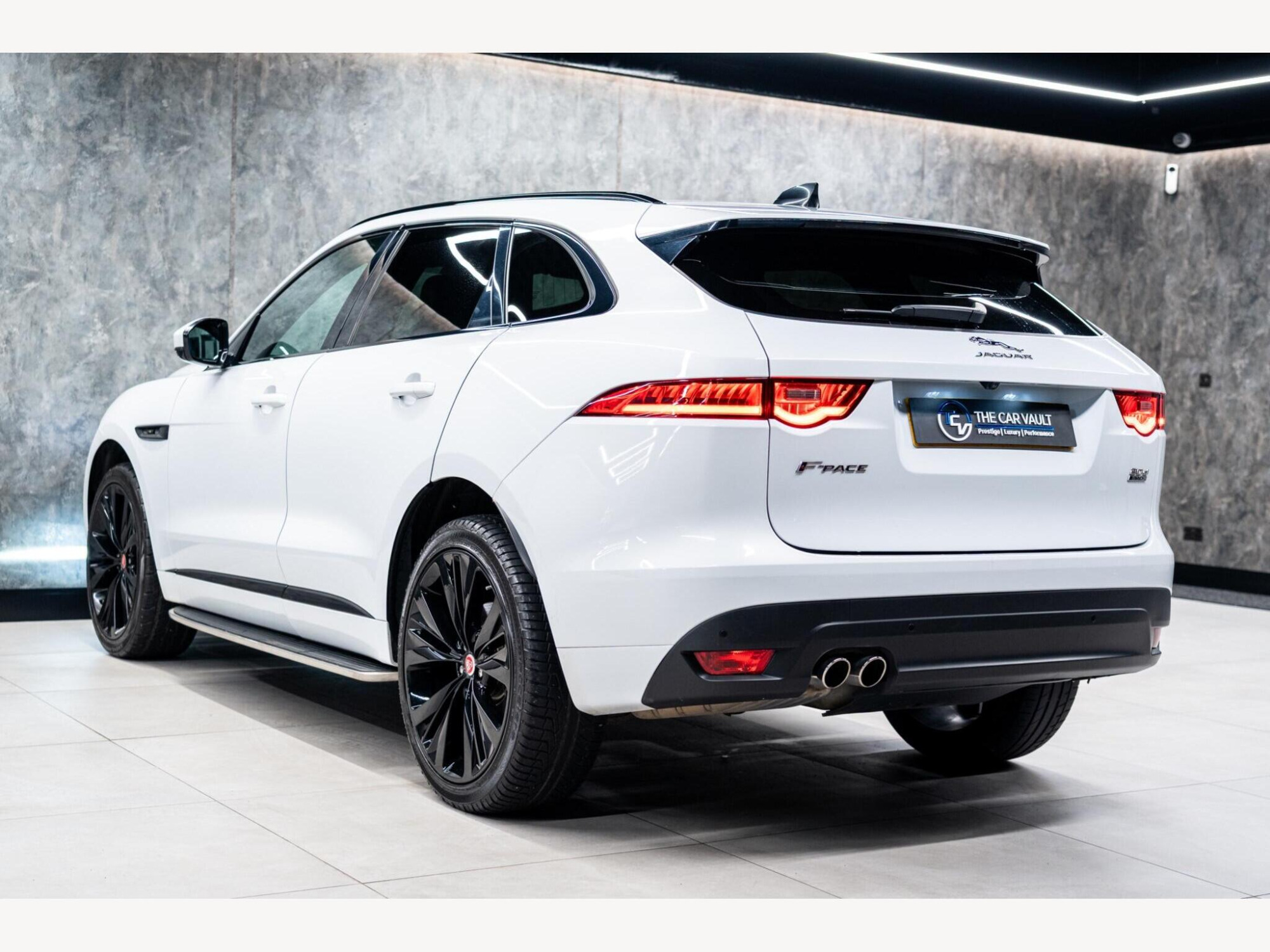 2019 Jaguar F-PACE image 6
