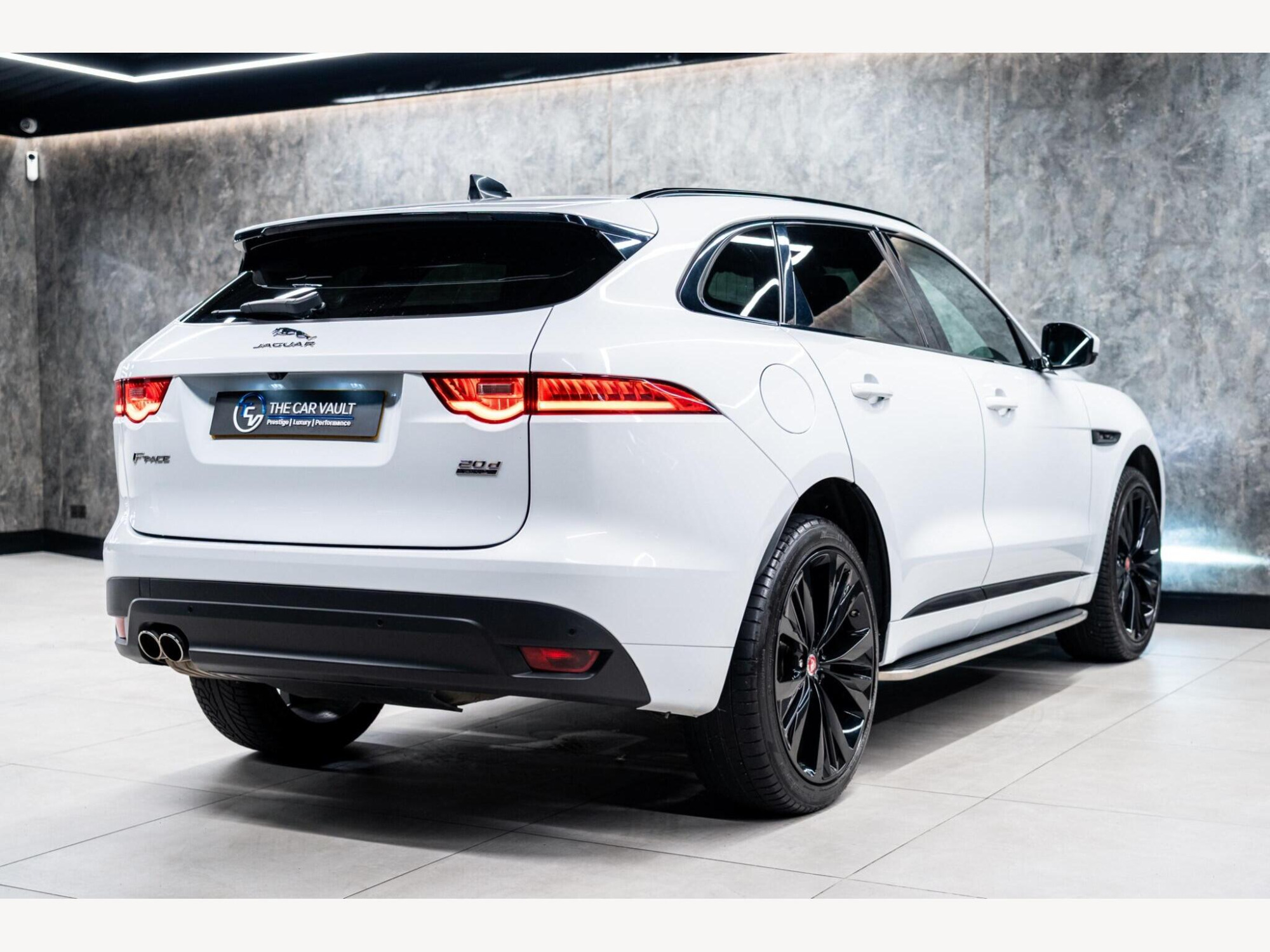 2019 Jaguar F-PACE image 8