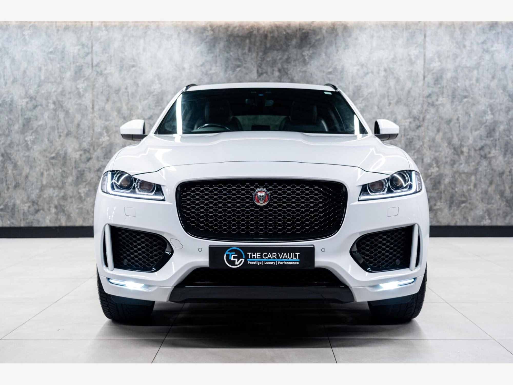 2019 Jaguar F-PACE image 4