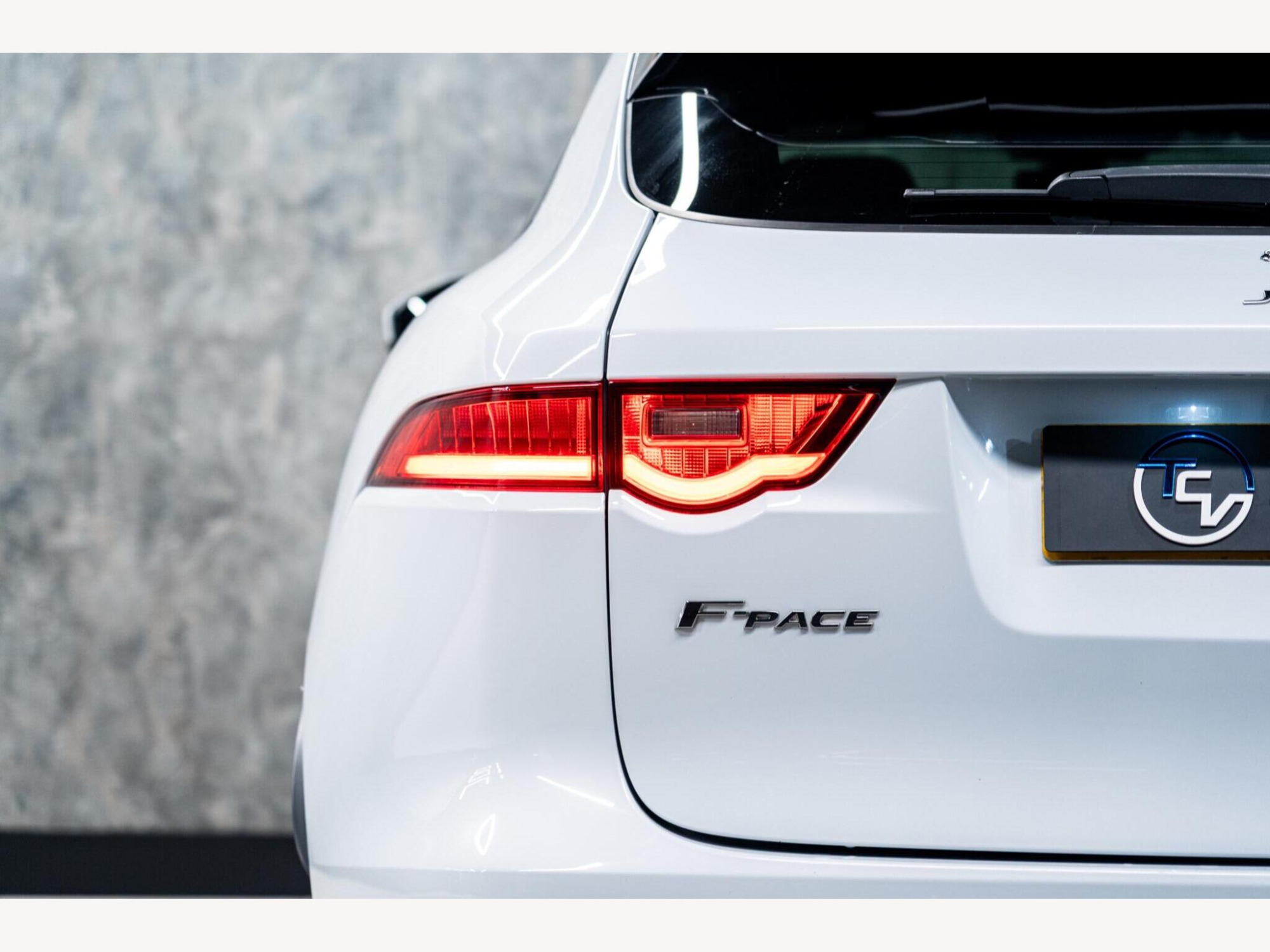 2019 Jaguar F-PACE image 11