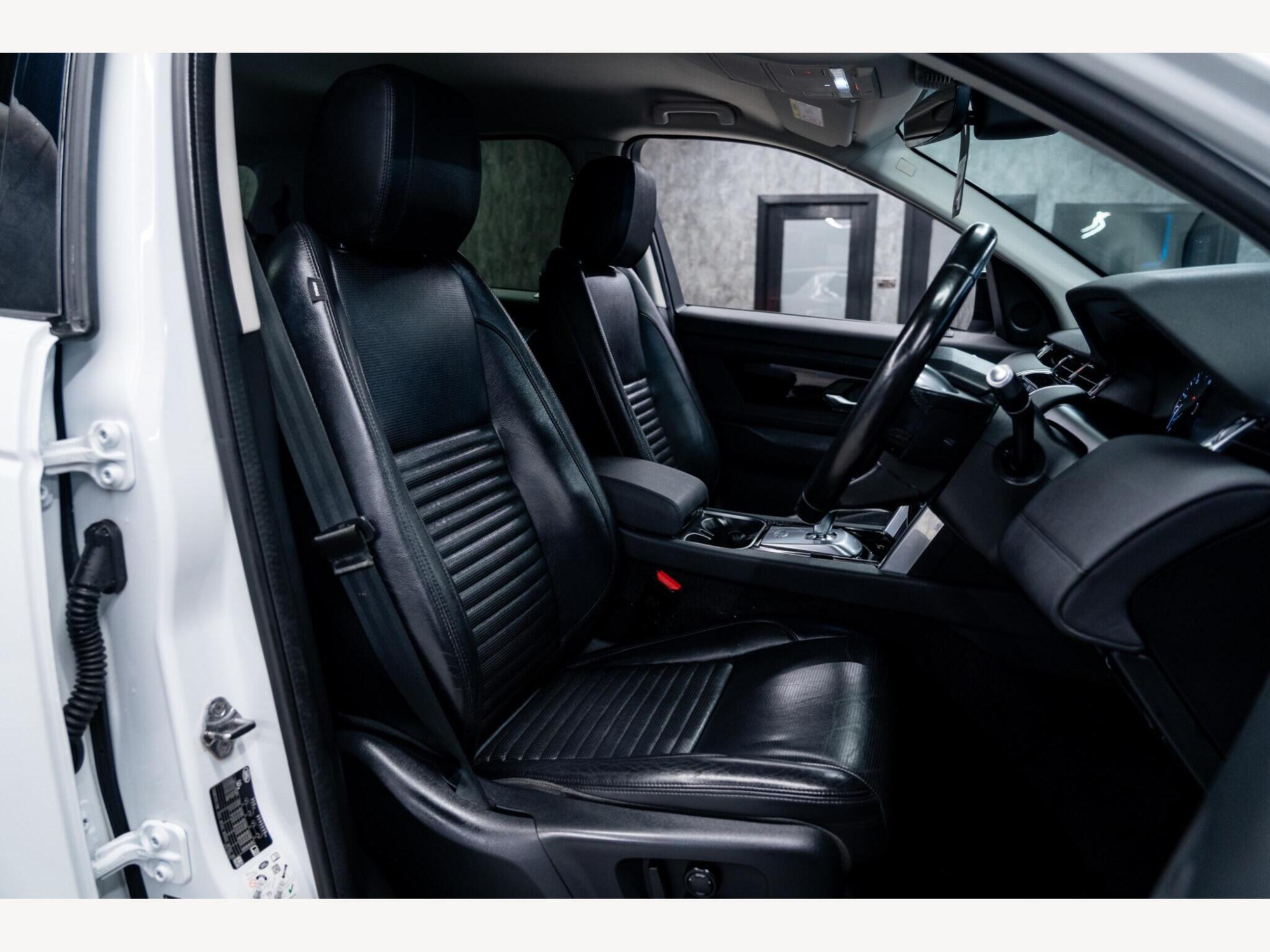 2020 Land Rover Discovery Sport image 39