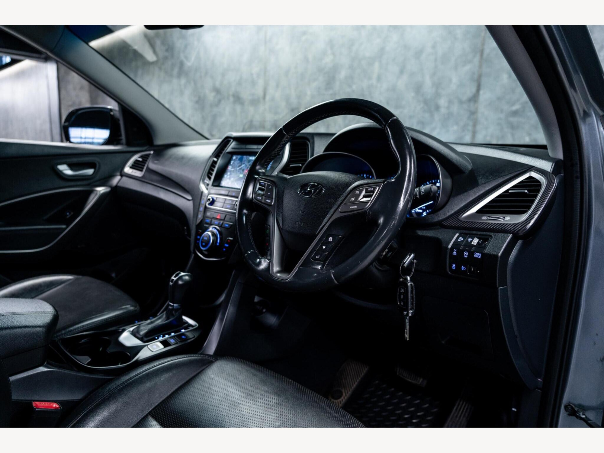 2017 Hyundai Santa Fe image 16