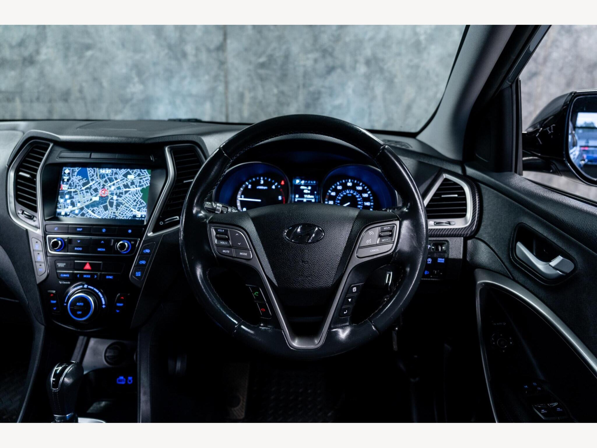 2017 Hyundai Santa Fe image 14