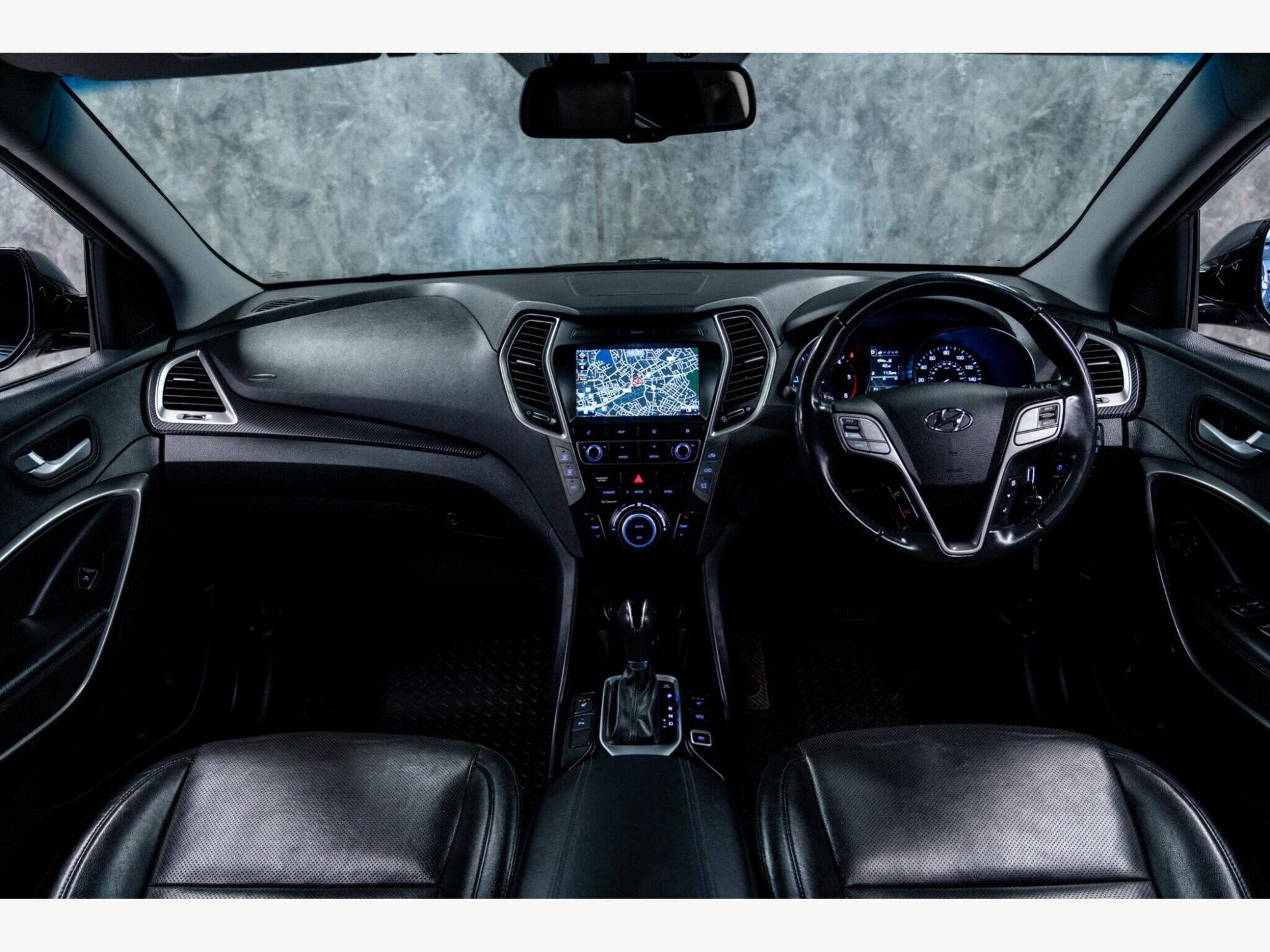 2017 Hyundai Santa Fe image 2