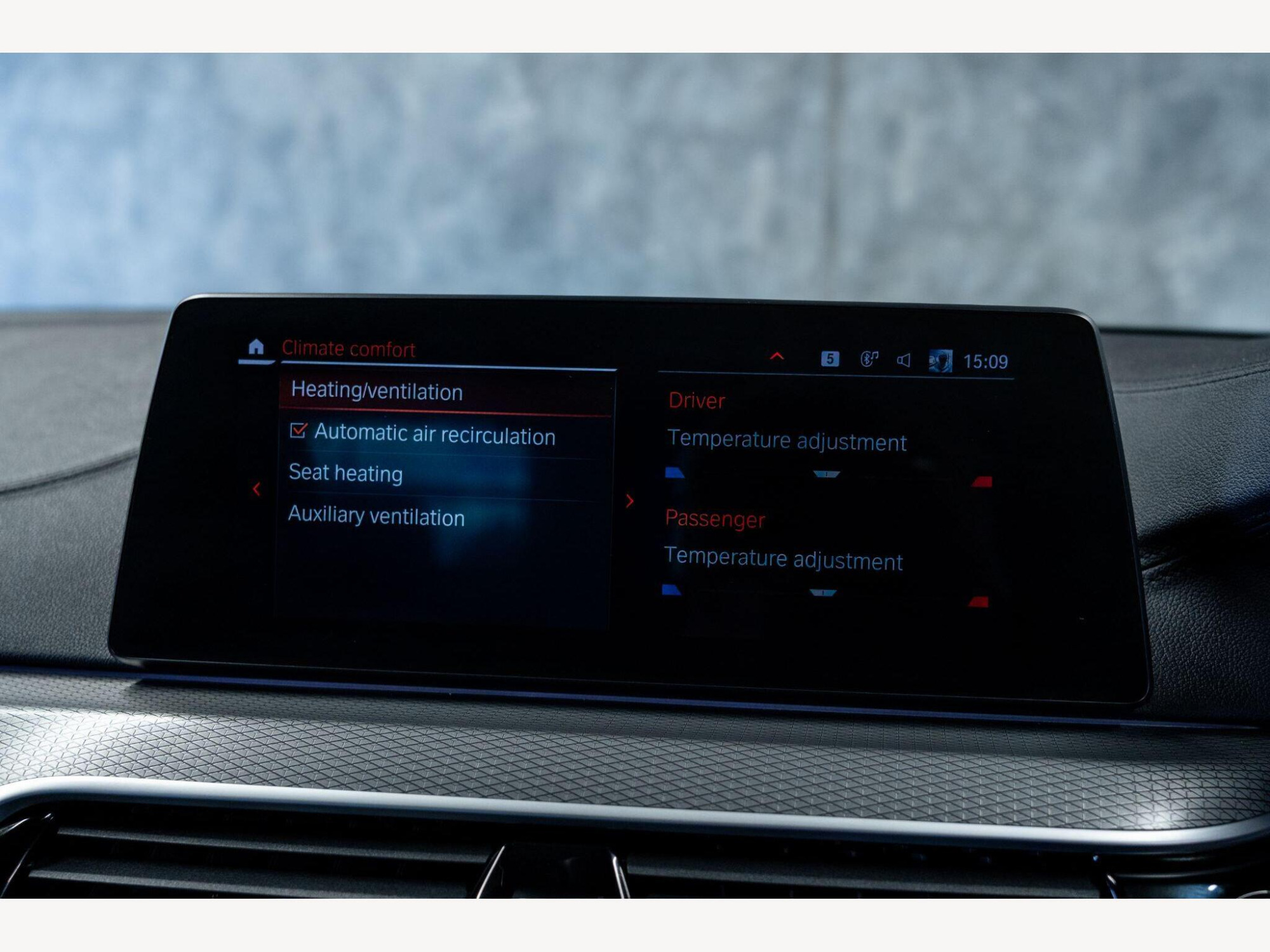 2019 BMW 5 Series image 37