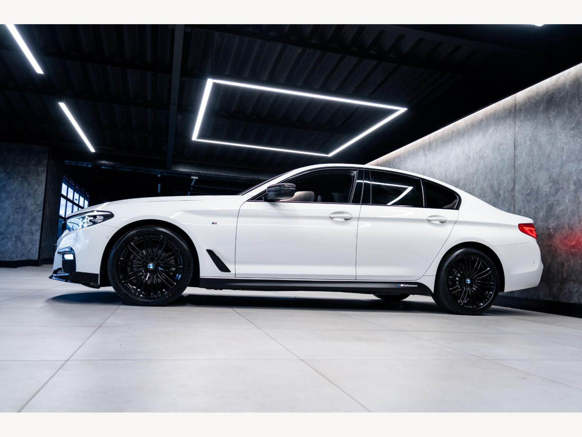 2019 BMW 5 Series image 8