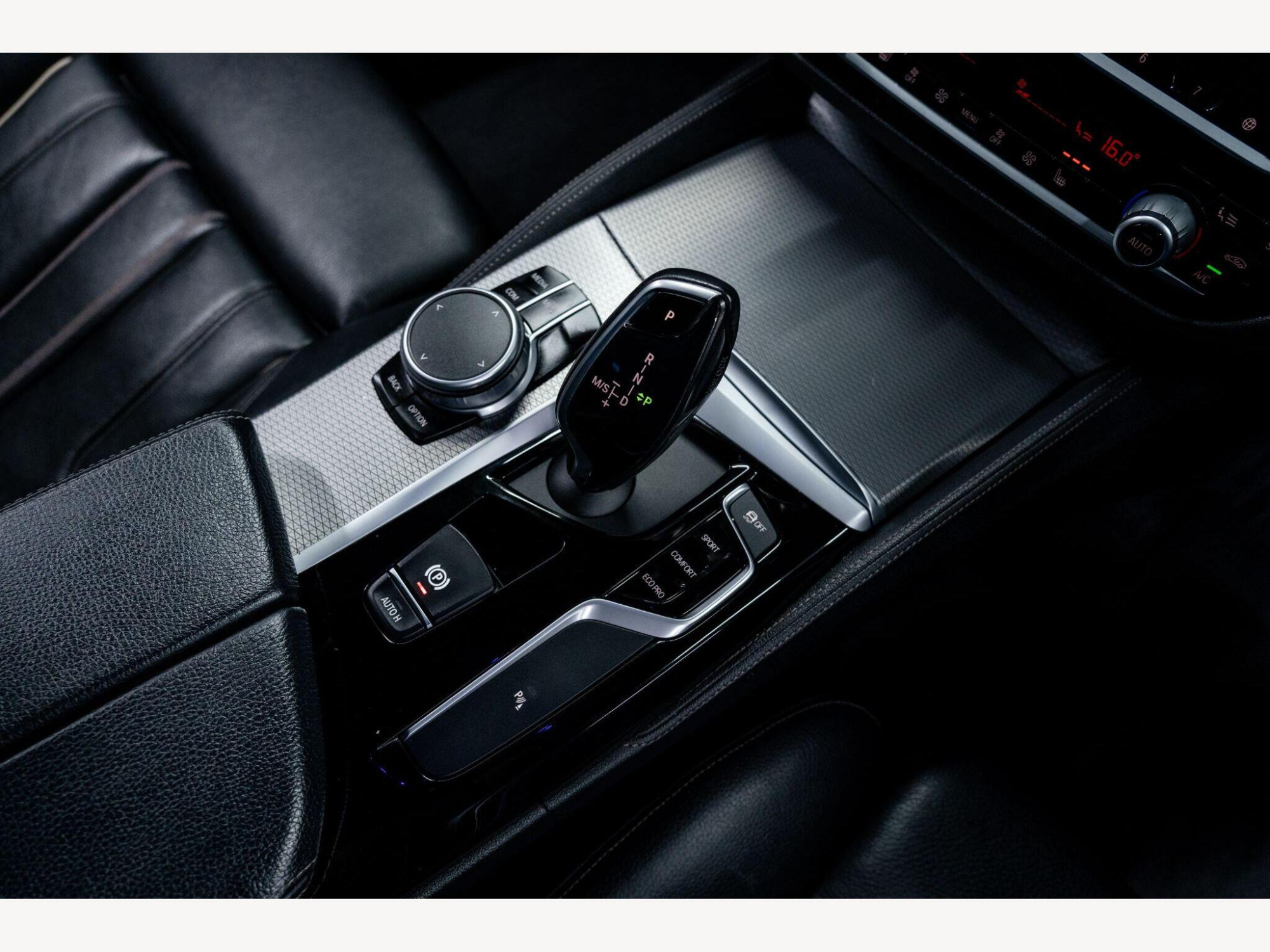 2019 BMW 5 Series image 38