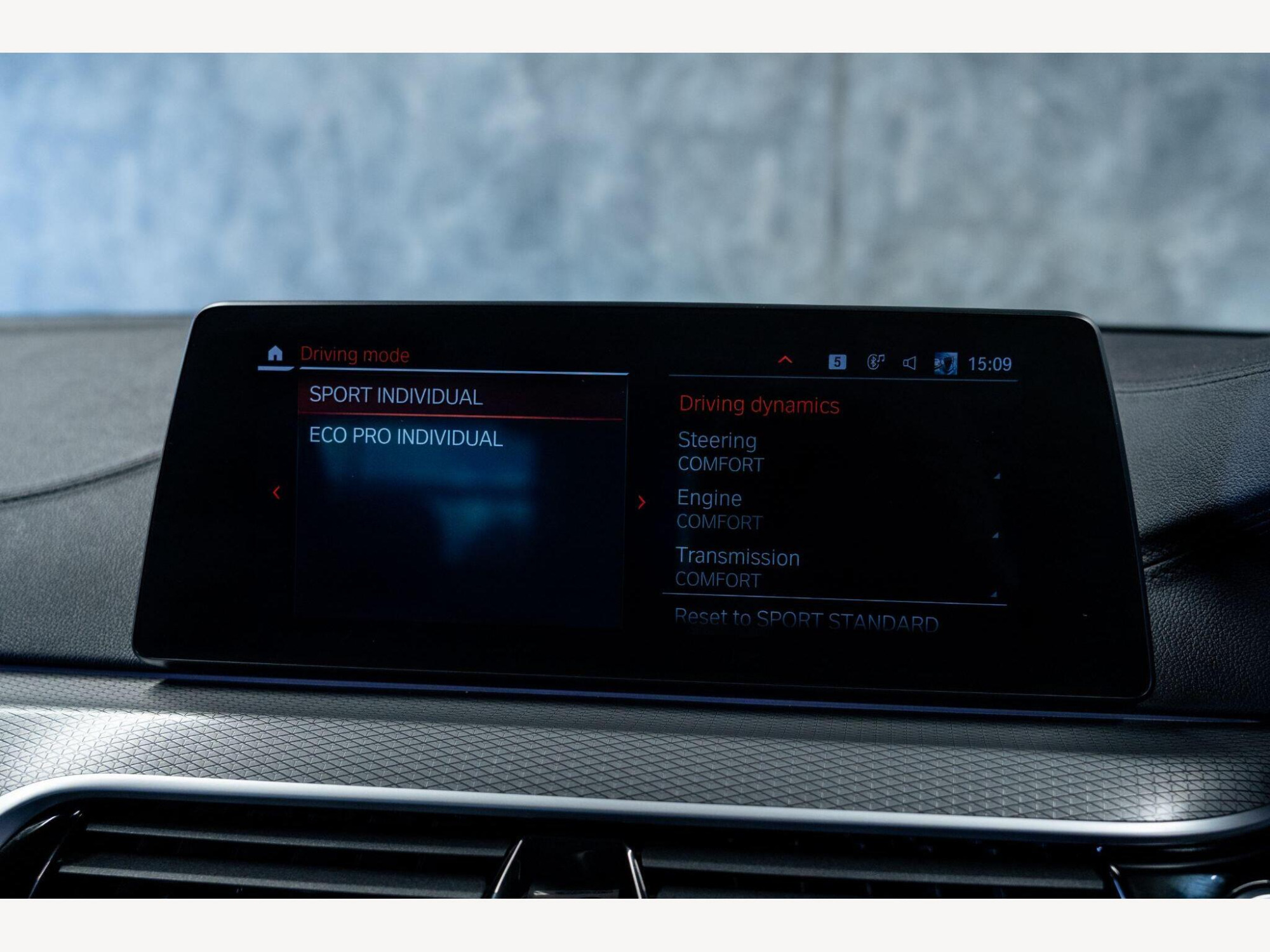 2019 BMW 5 Series image 25