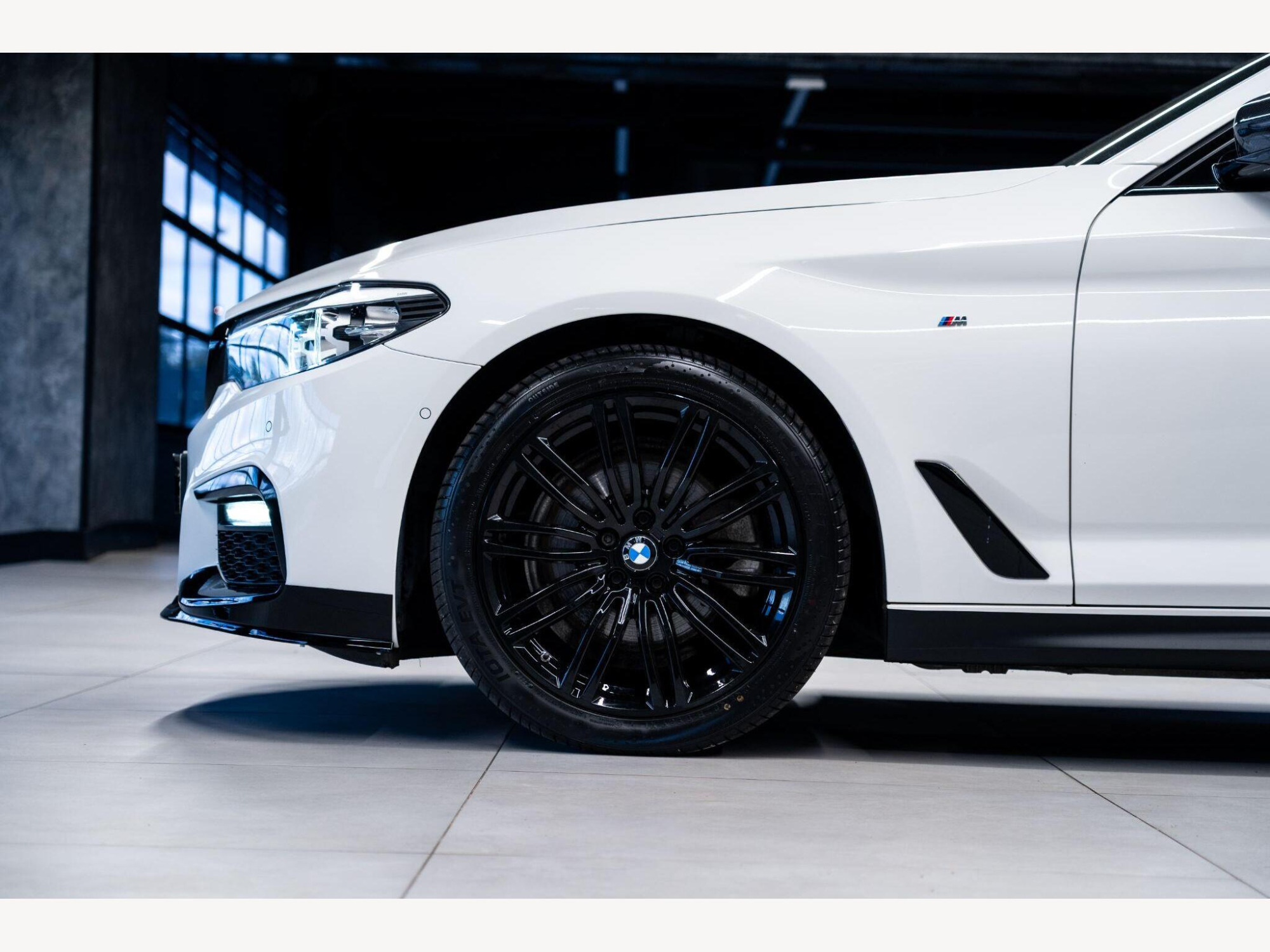2019 BMW 5 Series image 16