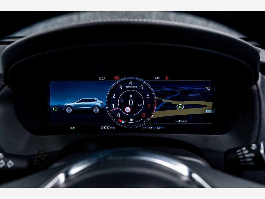 Jaguar F-PACE photo 2