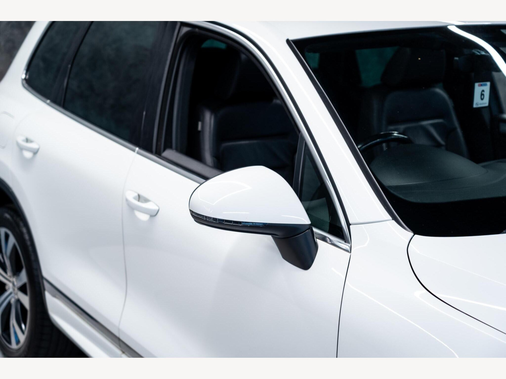 2016 Volkswagen Touareg image 11
