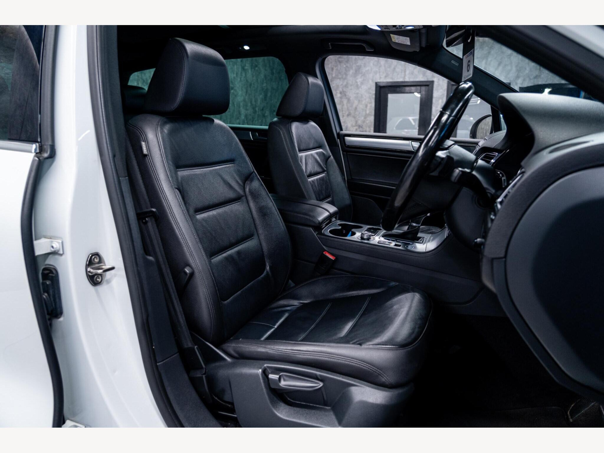 2016 Volkswagen Touareg image 36