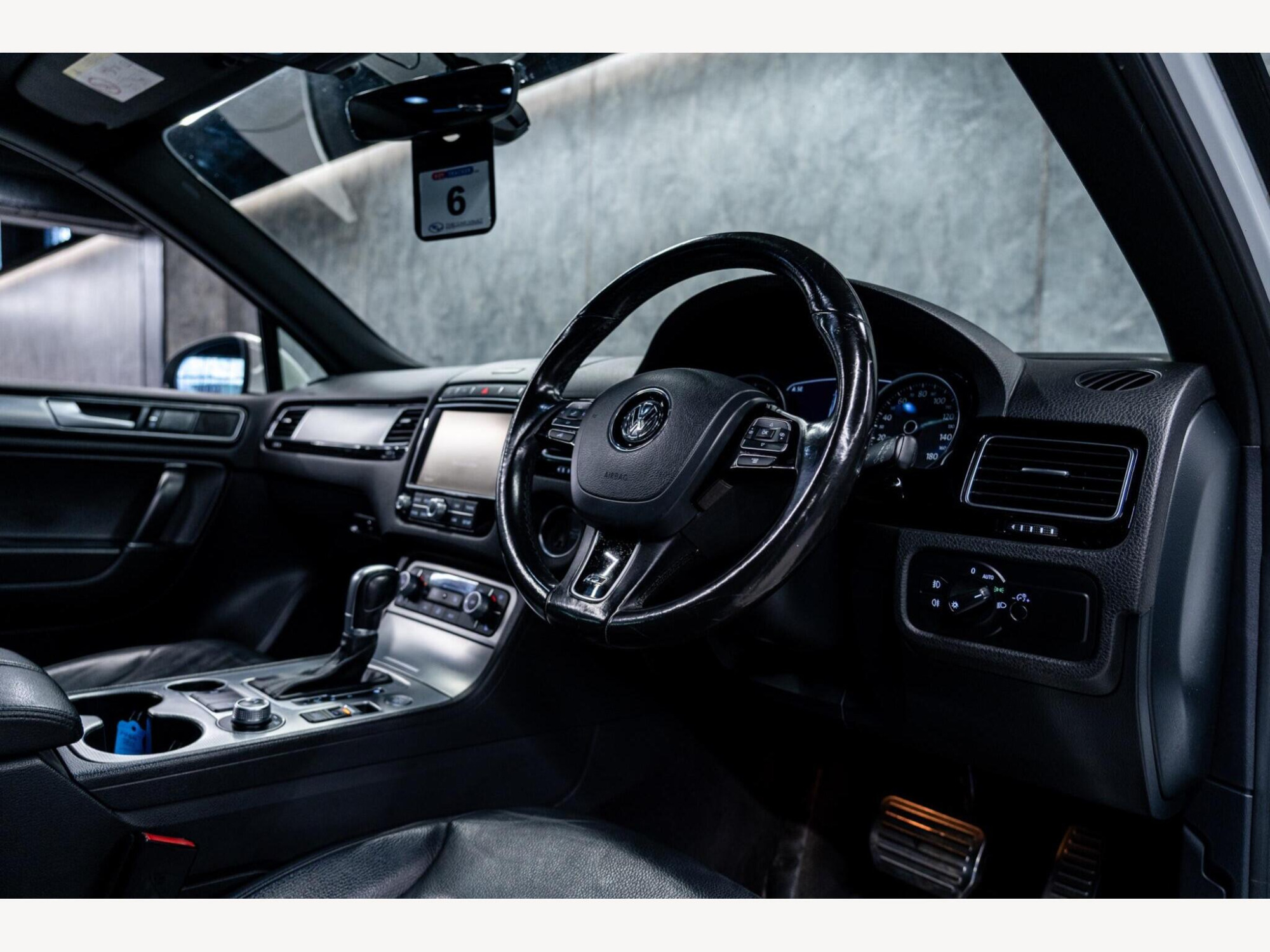 2016 Volkswagen Touareg image 2