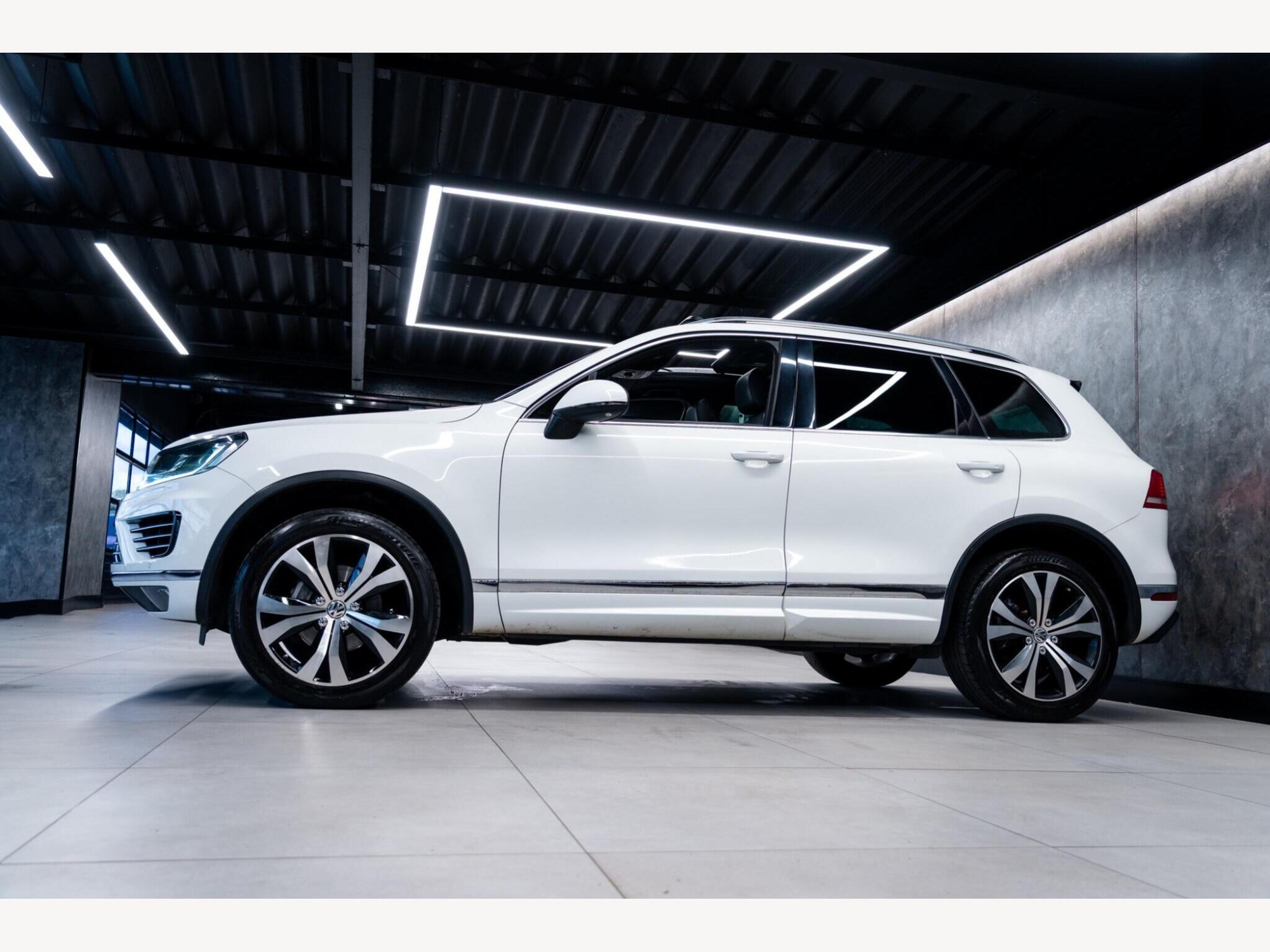 2016 Volkswagen Touareg image 9