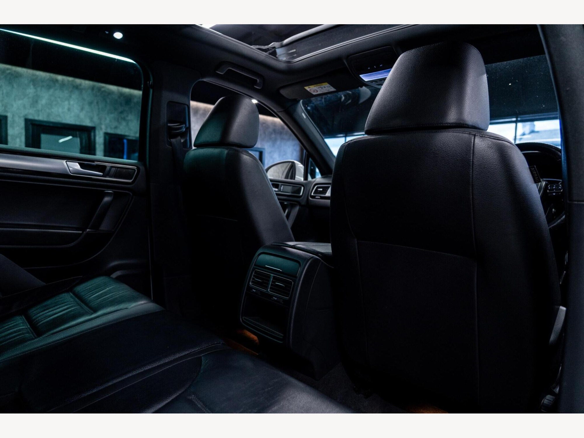 2016 Volkswagen Touareg image 37