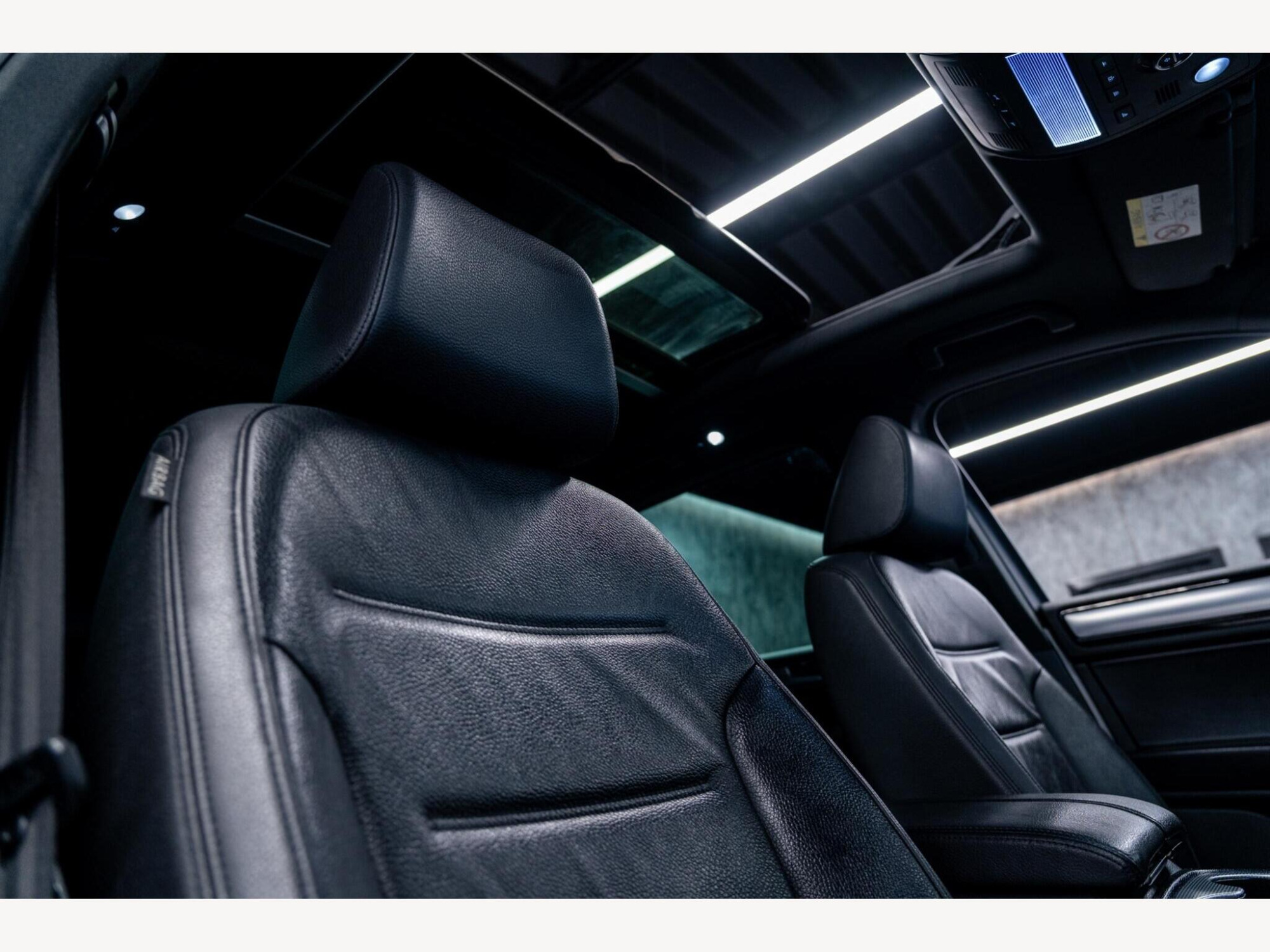 2016 Volkswagen Touareg image 35