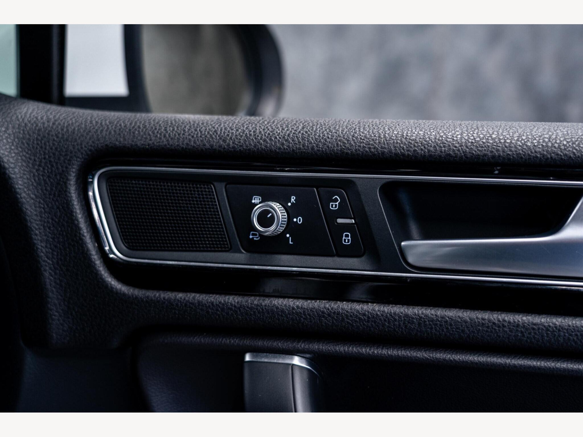 2016 Volkswagen Touareg image 32
