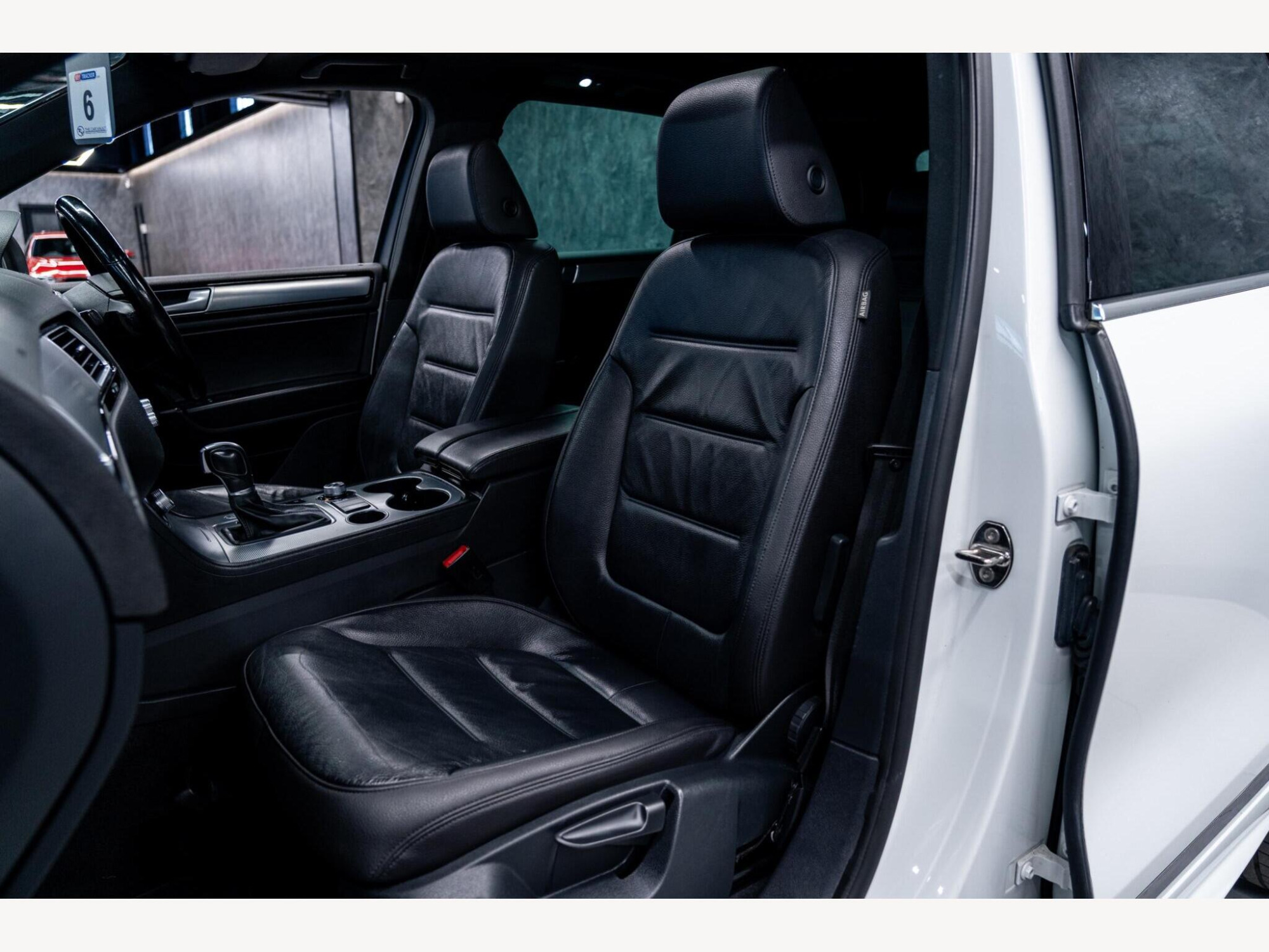 2016 Volkswagen Touareg image 38
