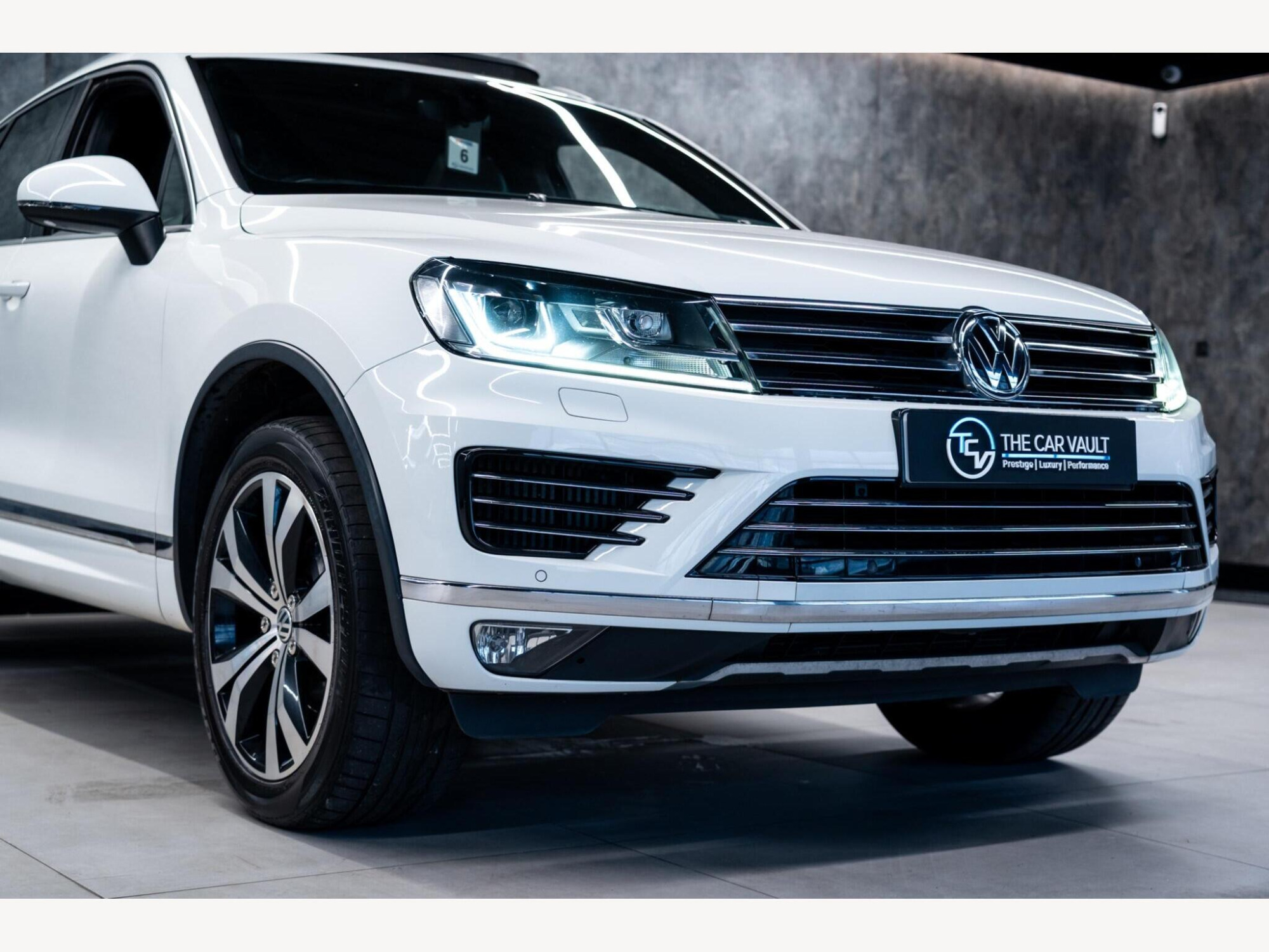 2016 Volkswagen Touareg image 10