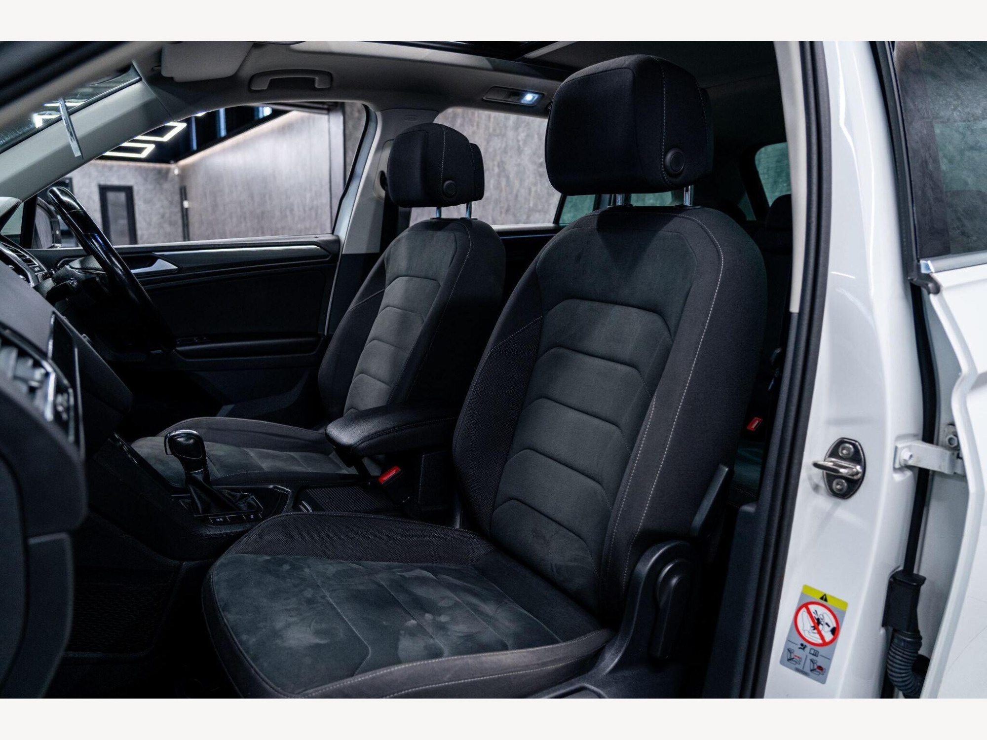 2017 Volkswagen Tiguan image 38