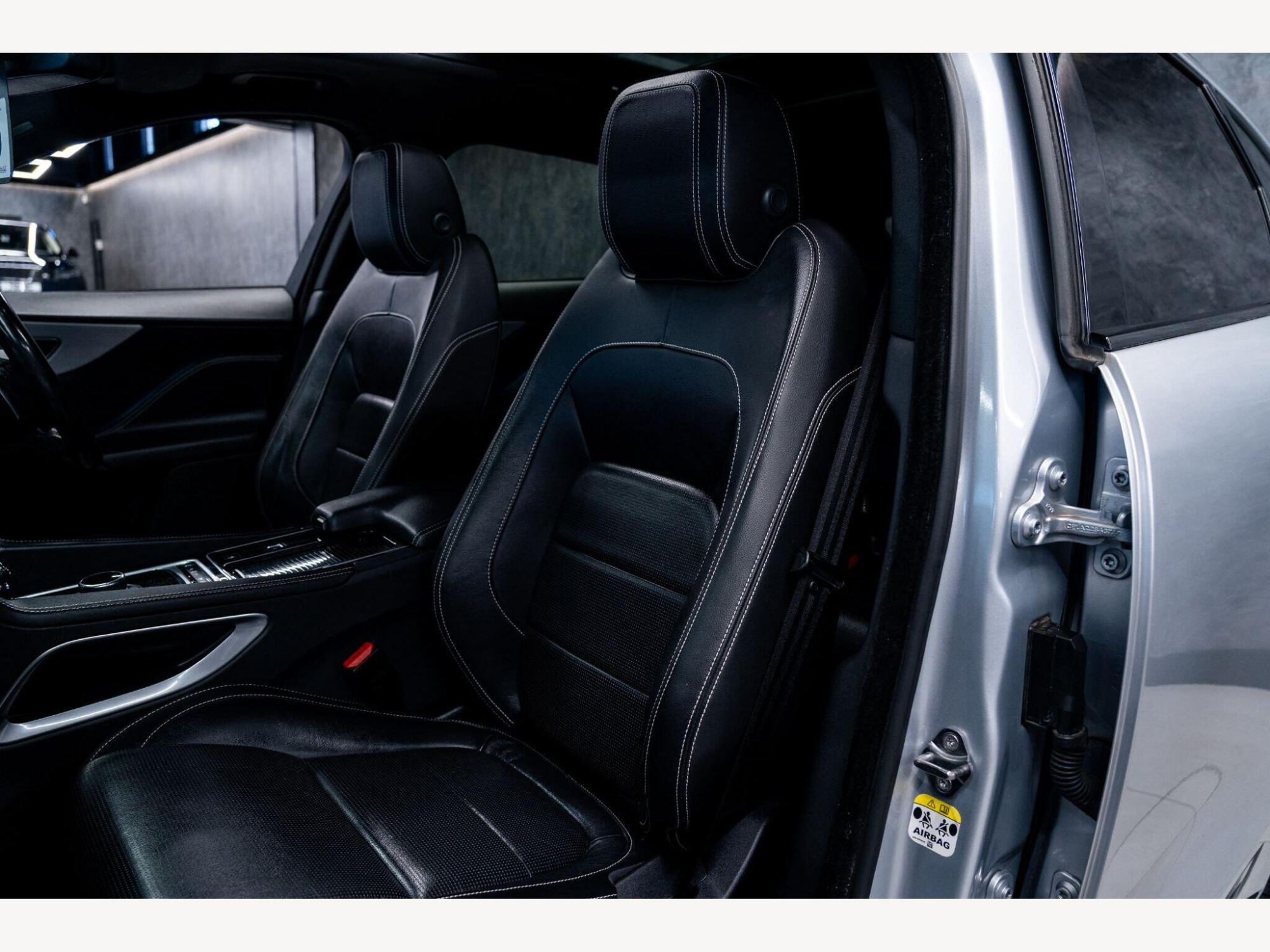 2018 Jaguar F-PACE image 46