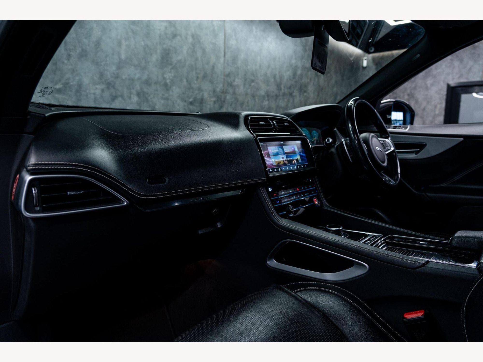 2018 Jaguar F-PACE image 42