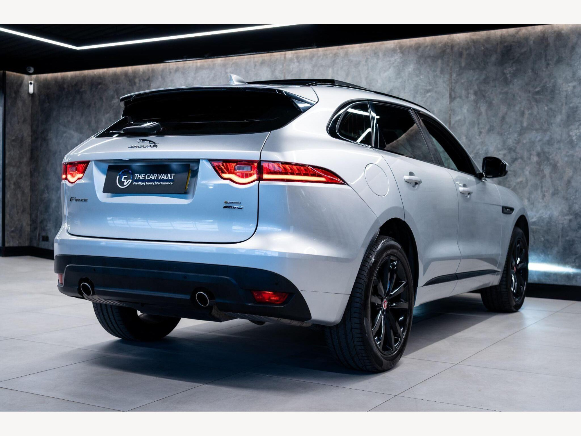 2018 Jaguar F-PACE image 8