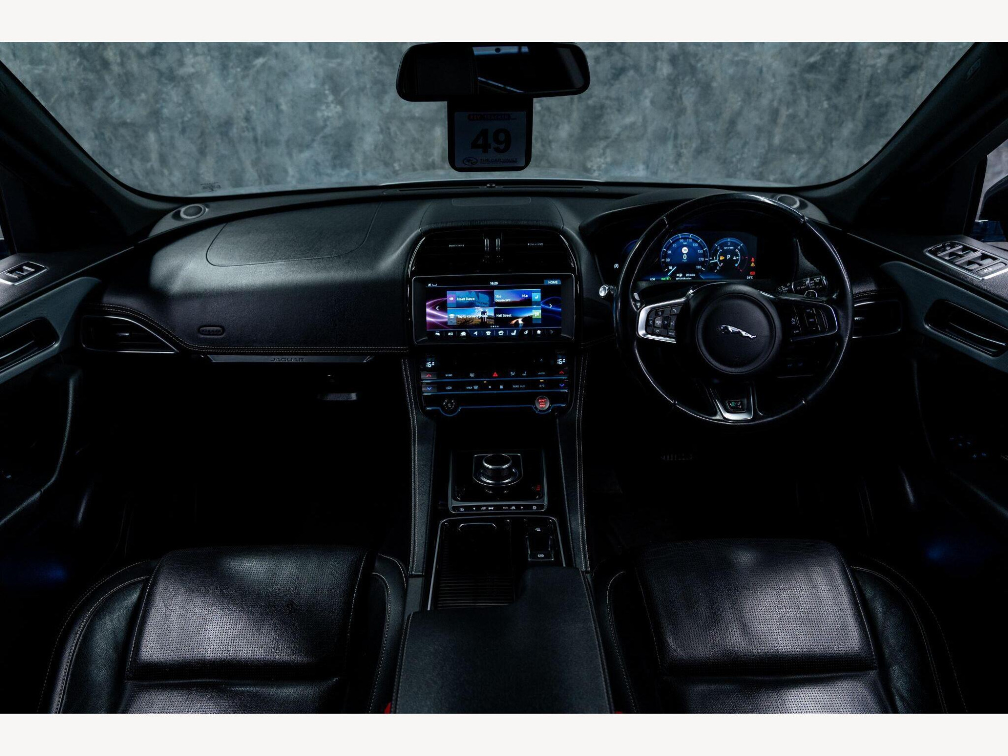 2018 Jaguar F-PACE image 18