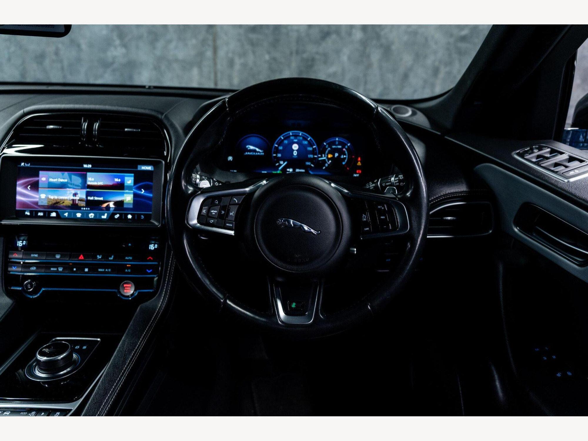 2018 Jaguar F-PACE image 15