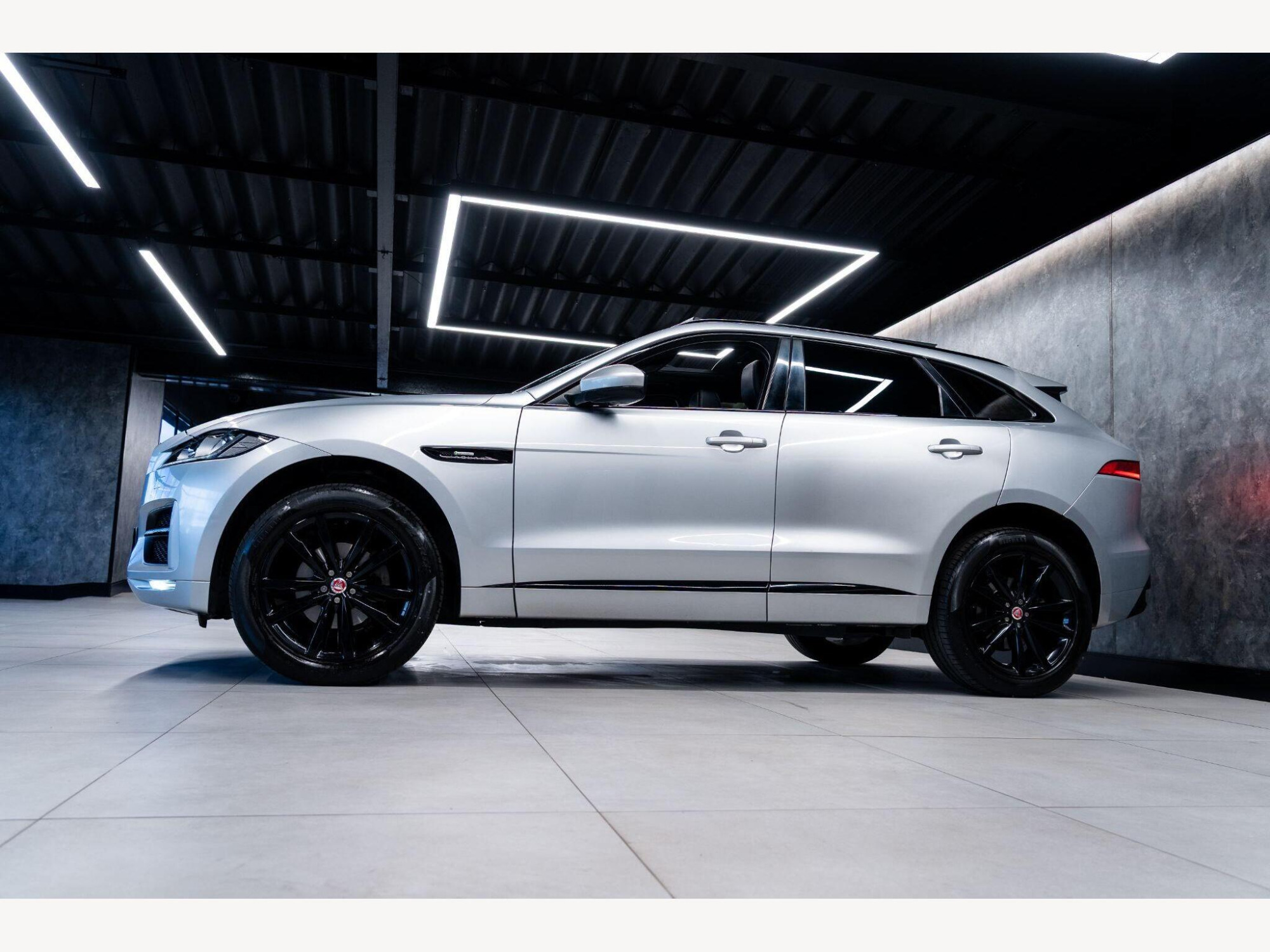 2018 Jaguar F-PACE image 9