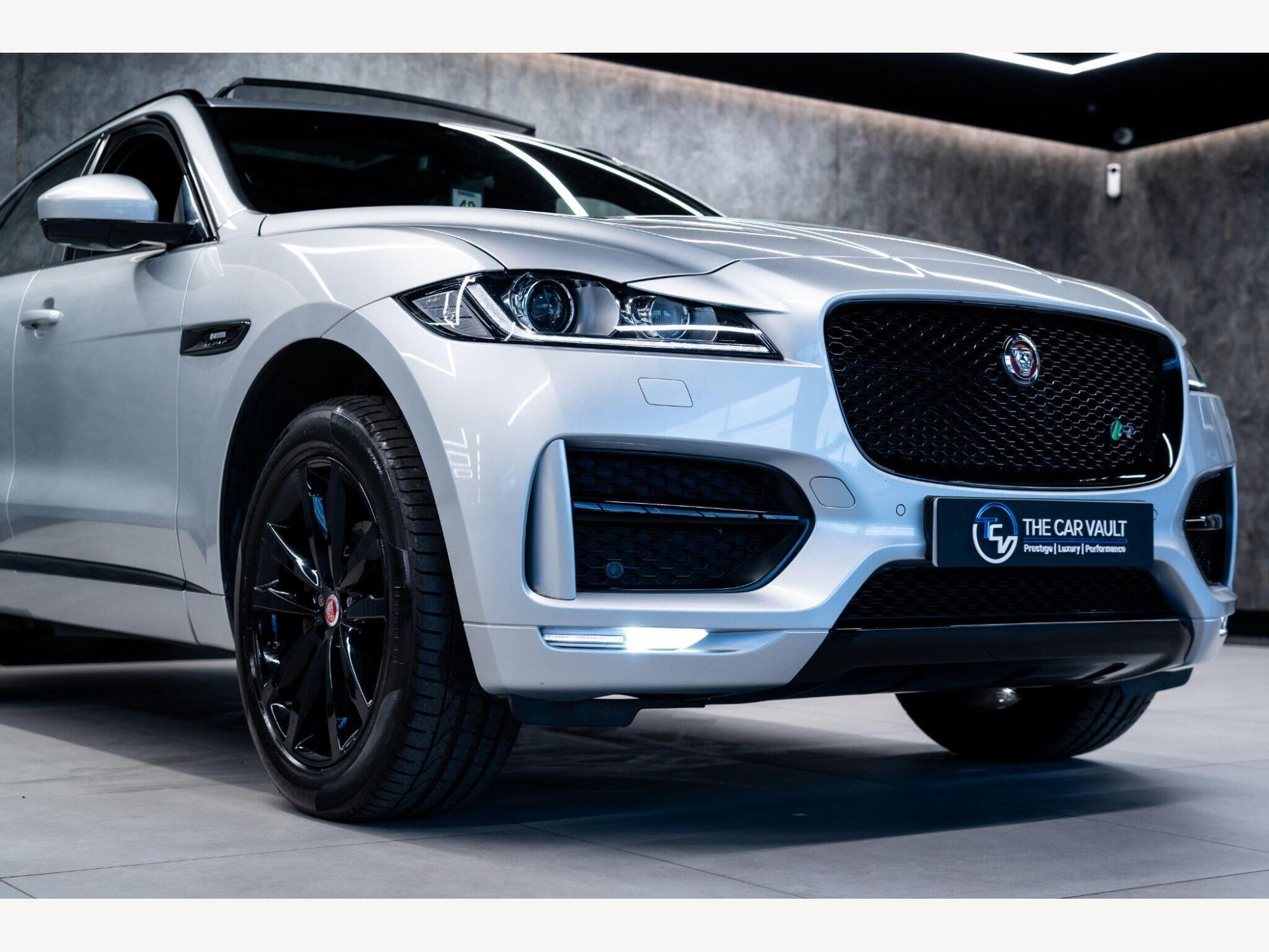 2018 Jaguar F-PACE image 10