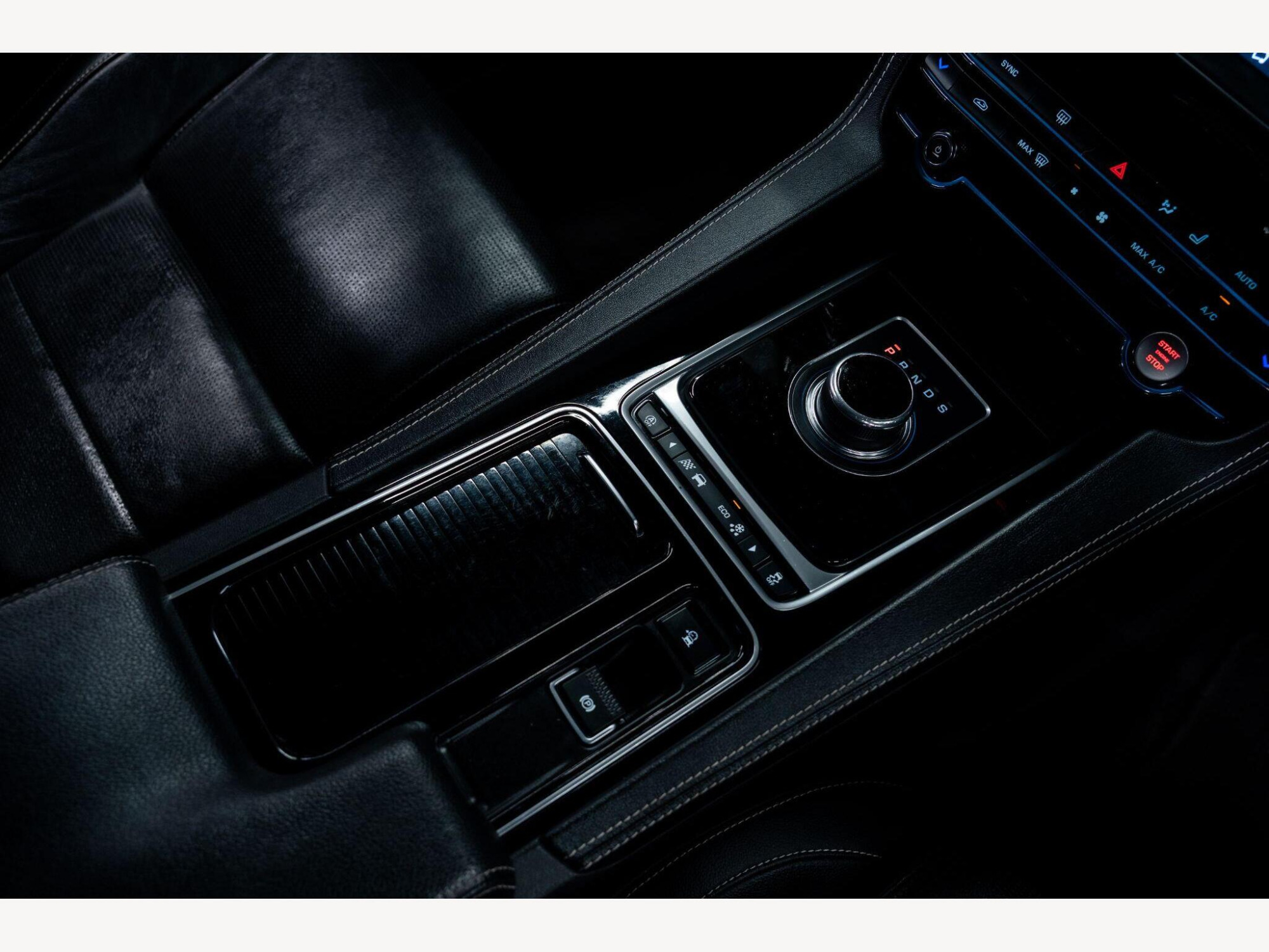 2018 Jaguar F-PACE image 35