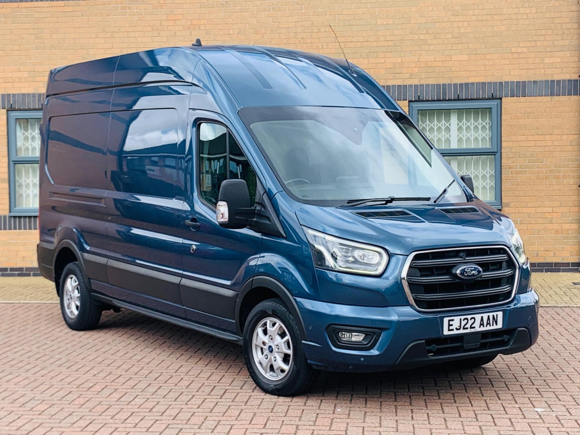 2022 Ford TRANSIT 2.0 350 EcoBlue MHEV Limited FWD L3 H3 Euro 6 (s/s) 5dr for sale at Select Cars of Wakefield