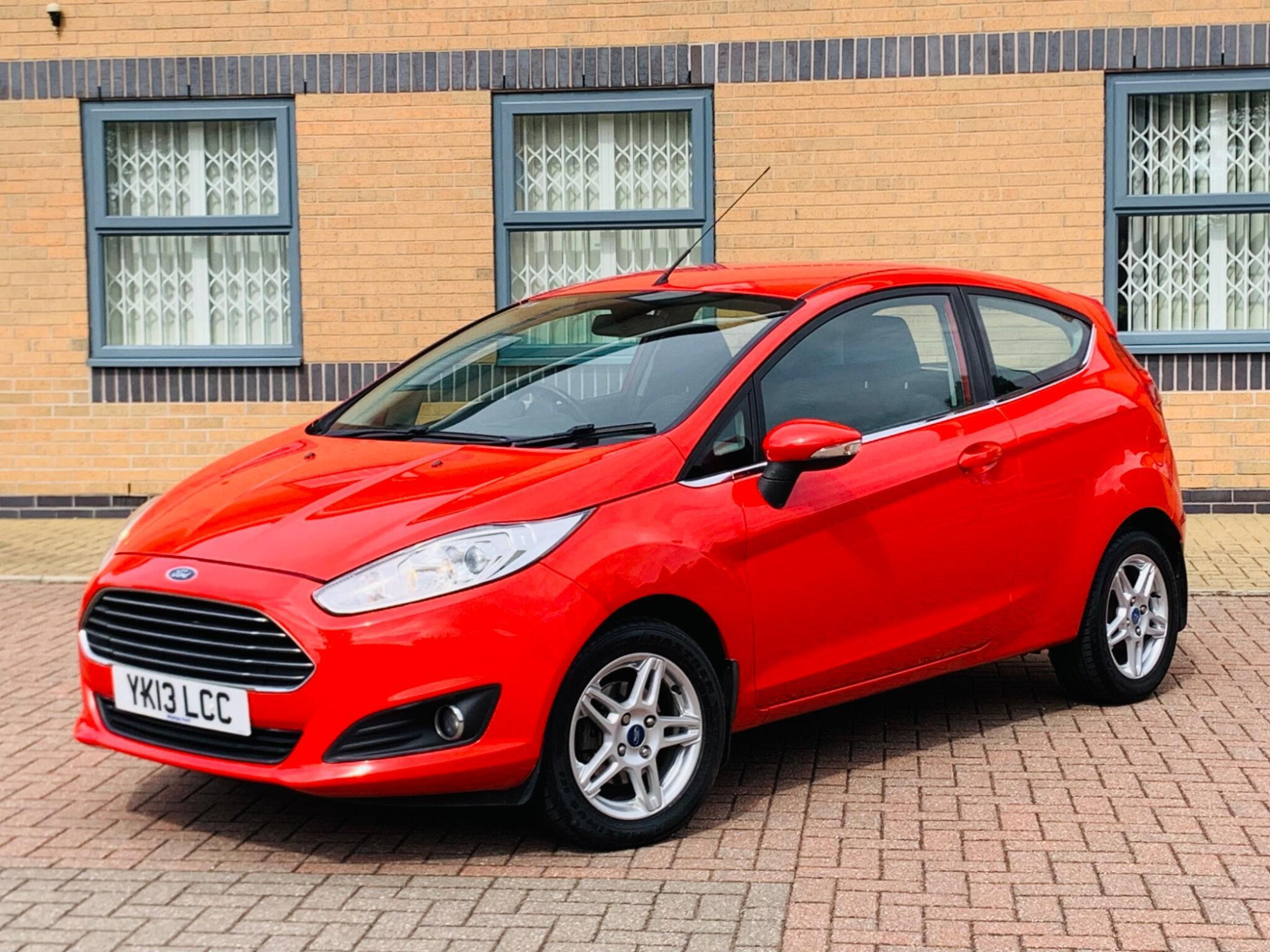 Ford FIESTA photo 2